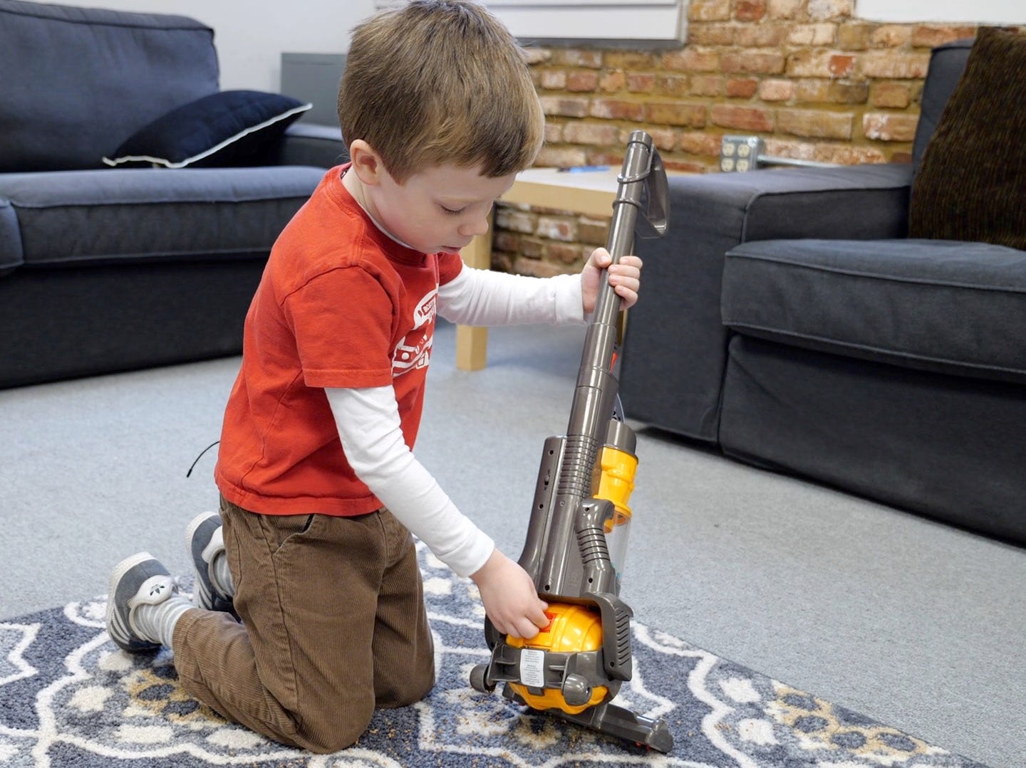 A 4-year old reviews Dyson Toy Vacuum