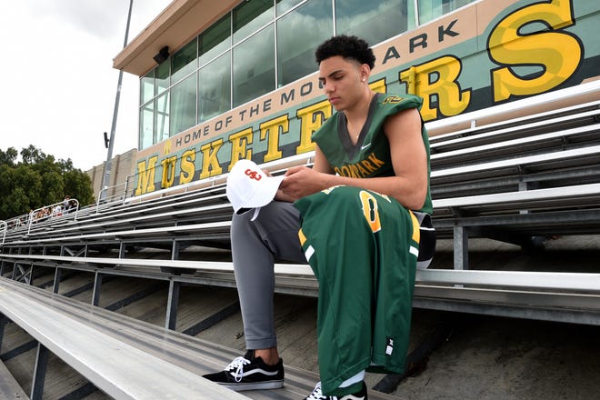 After starring in football and basketball at Moorpark High, Drake London is prepared for the rigors and time commitment of playing both at USC.