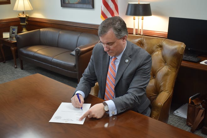 Assistant Majority Leader Ron Gant signs a notice of recall on the Human Life Protection Act.