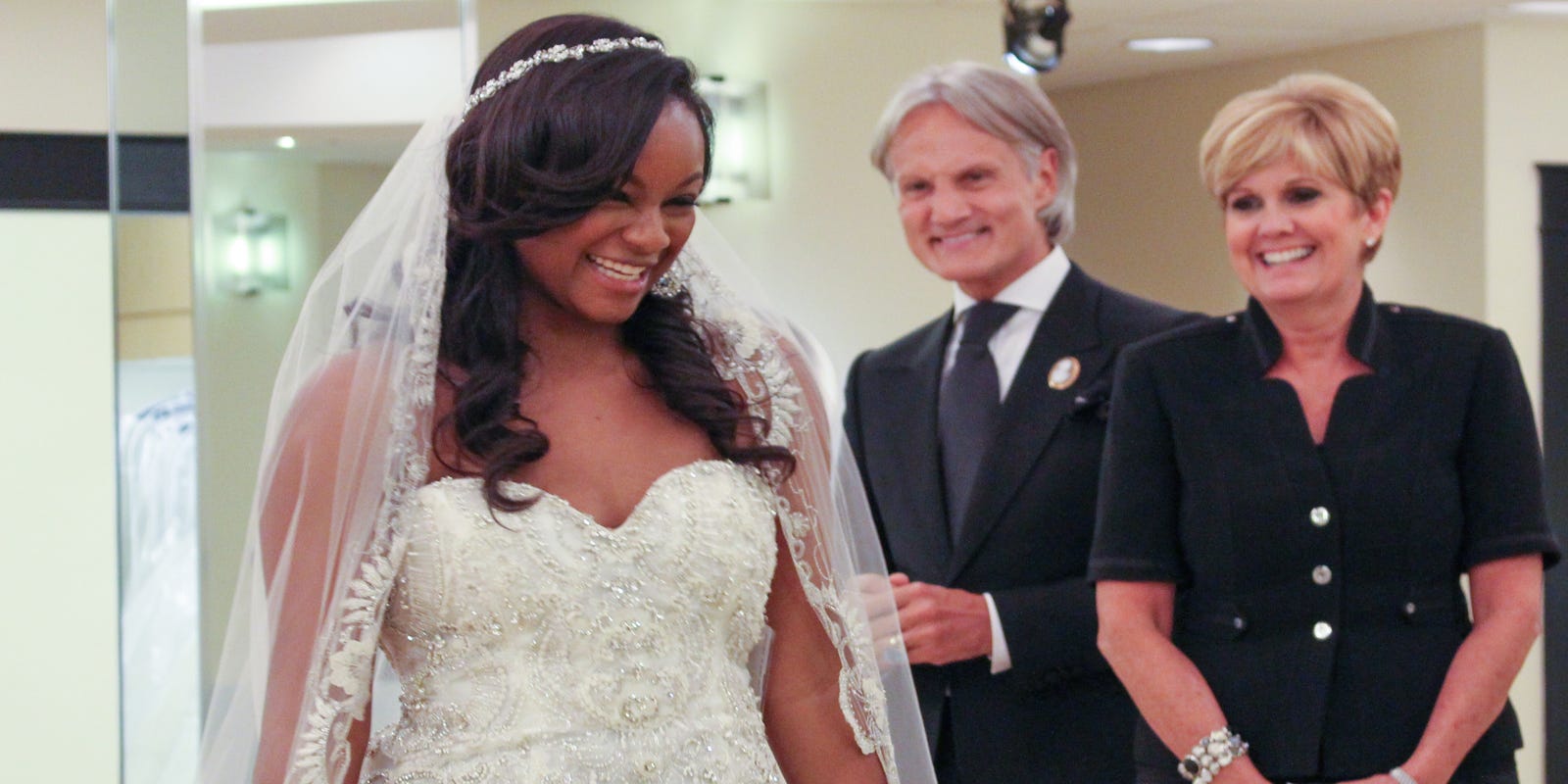 Say Yes To The Dress Atlanta S Lori Allen Trips On Wedding Gown