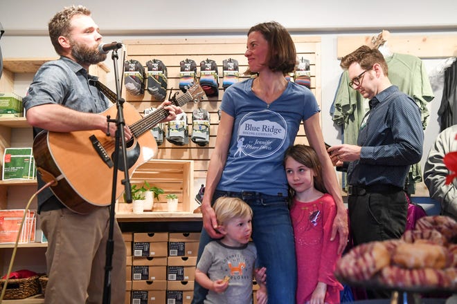 Jennifer Pharr Davis, vue ici avec ses enfants en 2019 lors de l'ouverture de son magasin de randonnée au centre-ville d'Asheville, a récemment eu un accident lorsque sa voiture a heurté un ours noir sur la I-26.