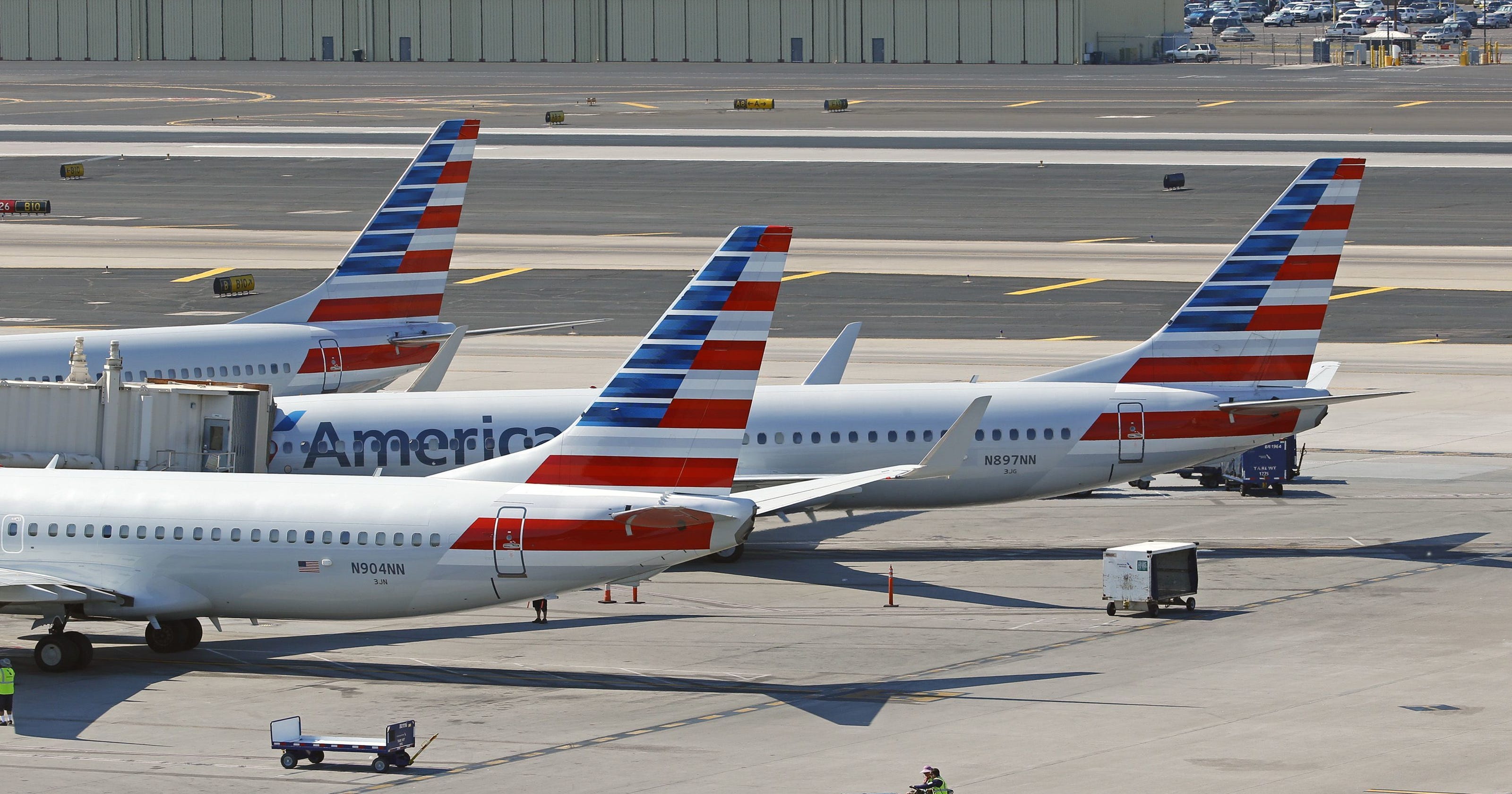 American Airlines passenger attempts to jump onto tarmac