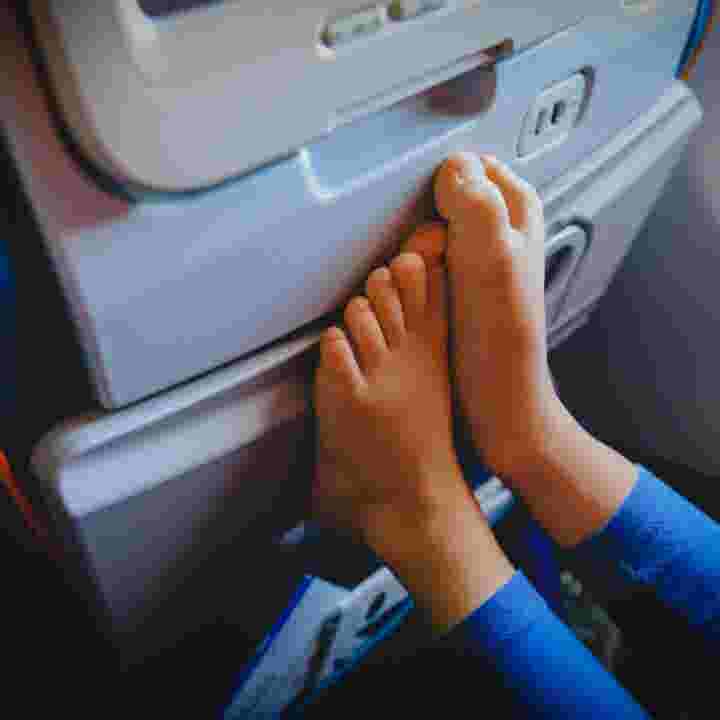5 things you should NOT do on an airplane