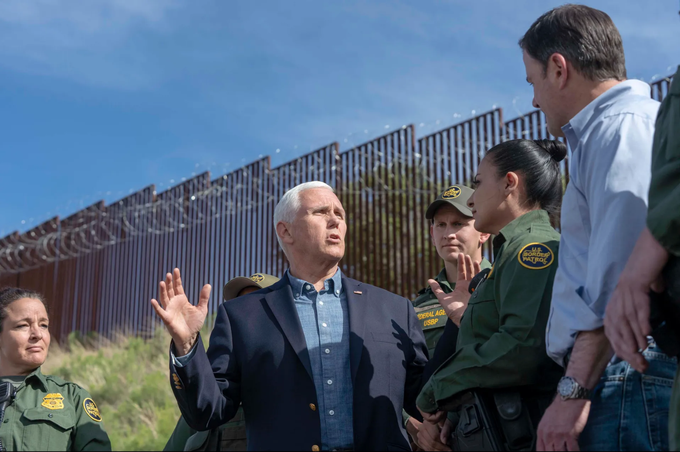 El vicepresidente de Estados Unidos Mike Pence hizo un recorrido el jueves 11 de abril, 2019 por la frontera de Arizona, donde se reunió con autoridades de inmigración. Durante su visita confirmó que el presidente Donald Trump no tiene pensado regresar a la política de separación de familias.