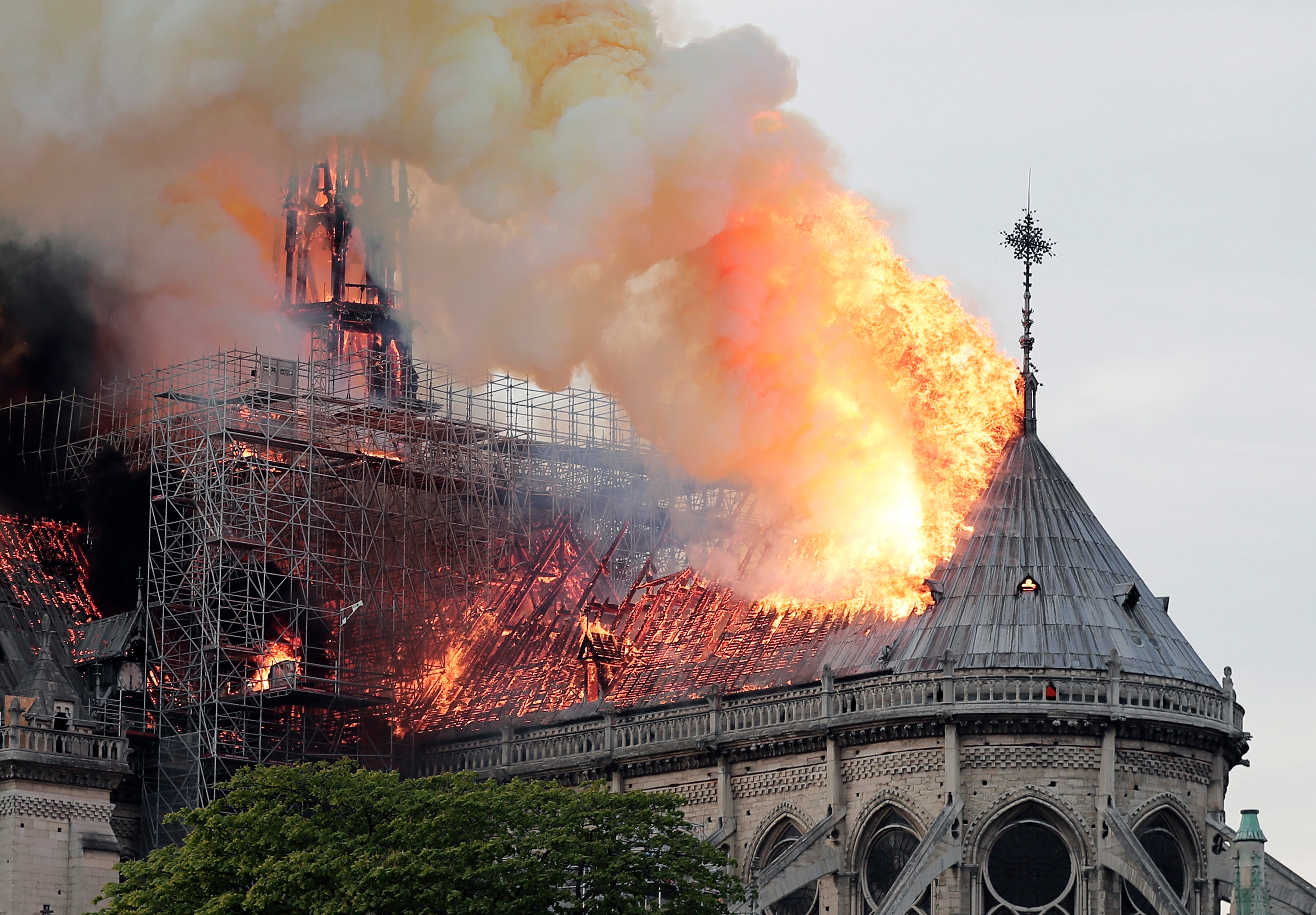Почему горят пожары. Париж храм Парижской Богоматери пожар.