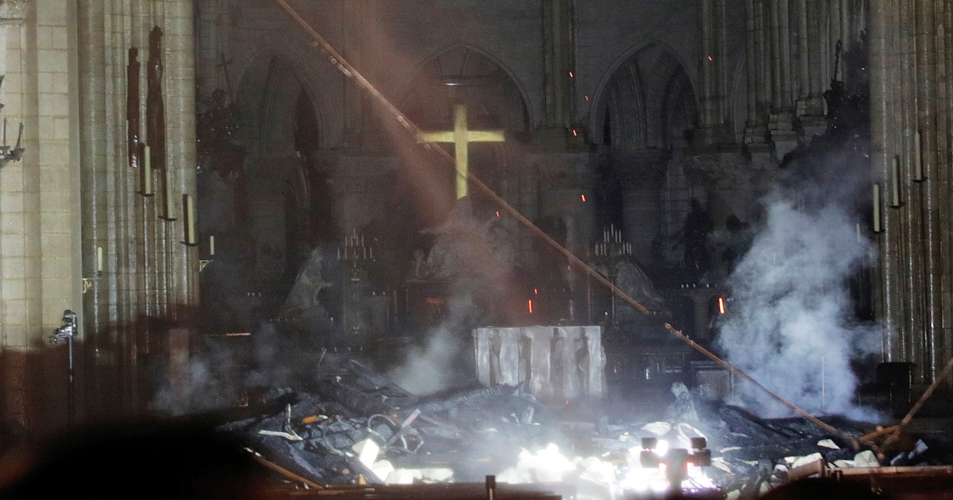 34+ Notre Dame Cathedral Fire Cross Still Standing Pictures