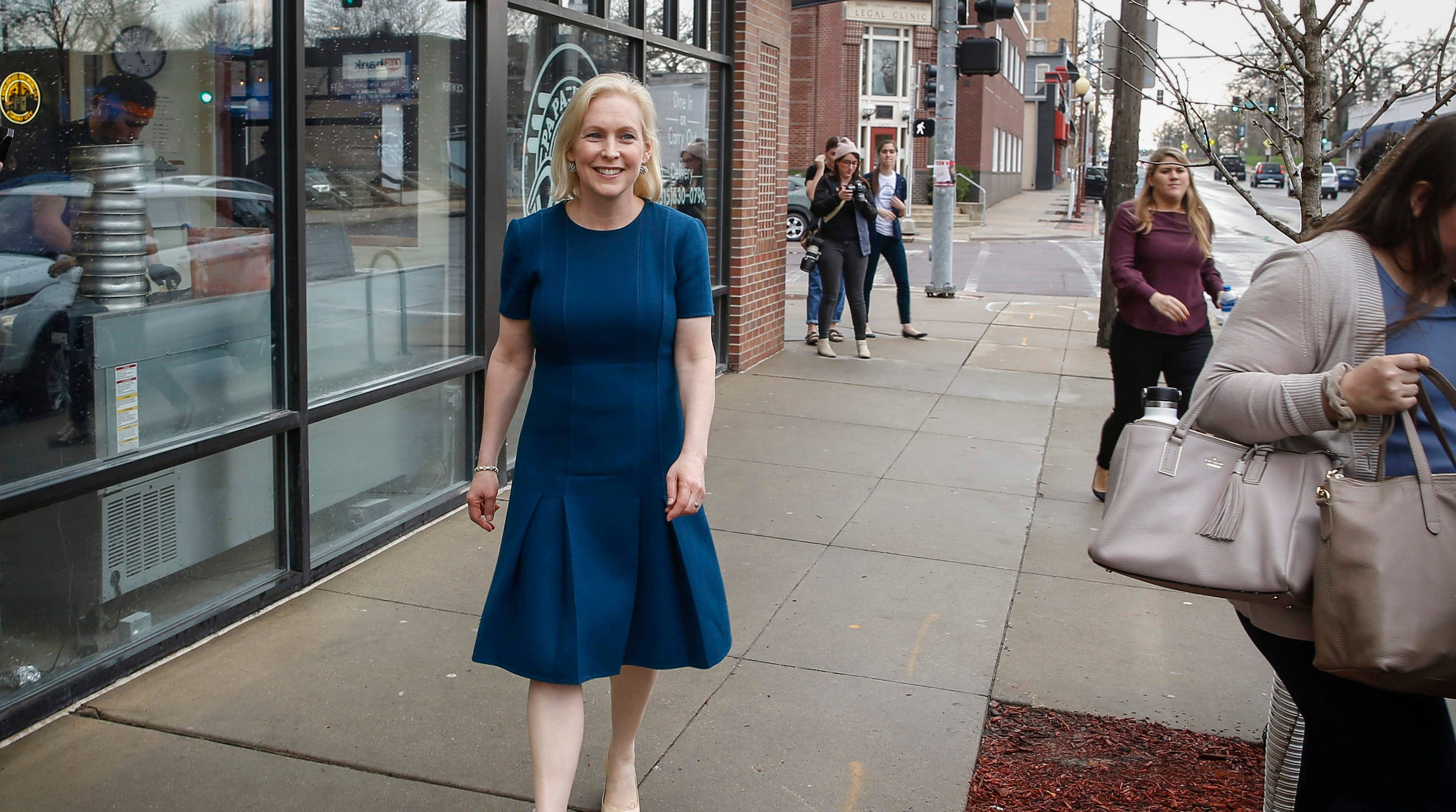 2020 Iowa caucus: Presidential candidate Gillibrand arm-wrestles for donations3009 x 1680