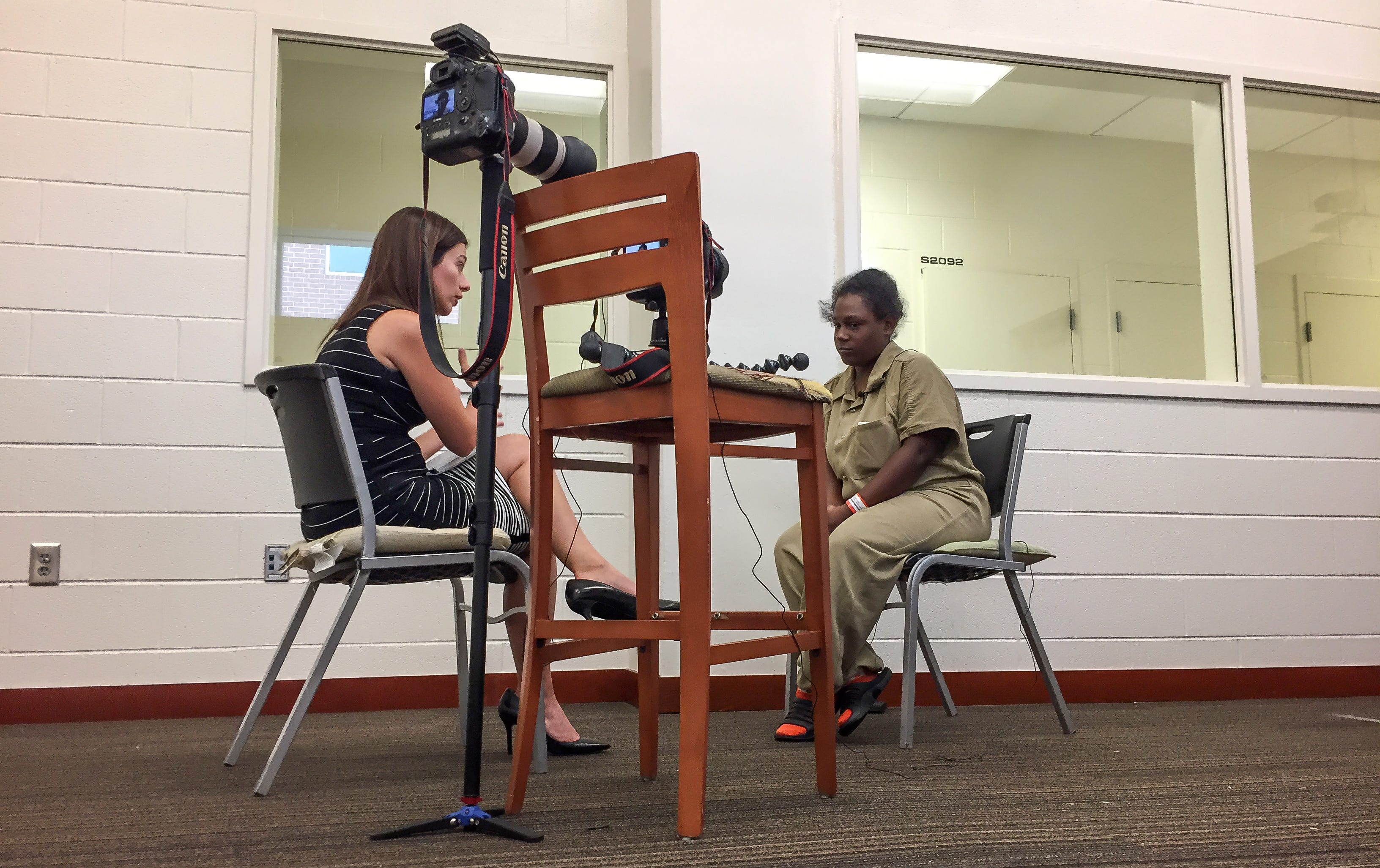 Investigative reporter Marisa Kwiatkowski speaks with Ashley Peterson in the Douglas County Jail in Georgia.
