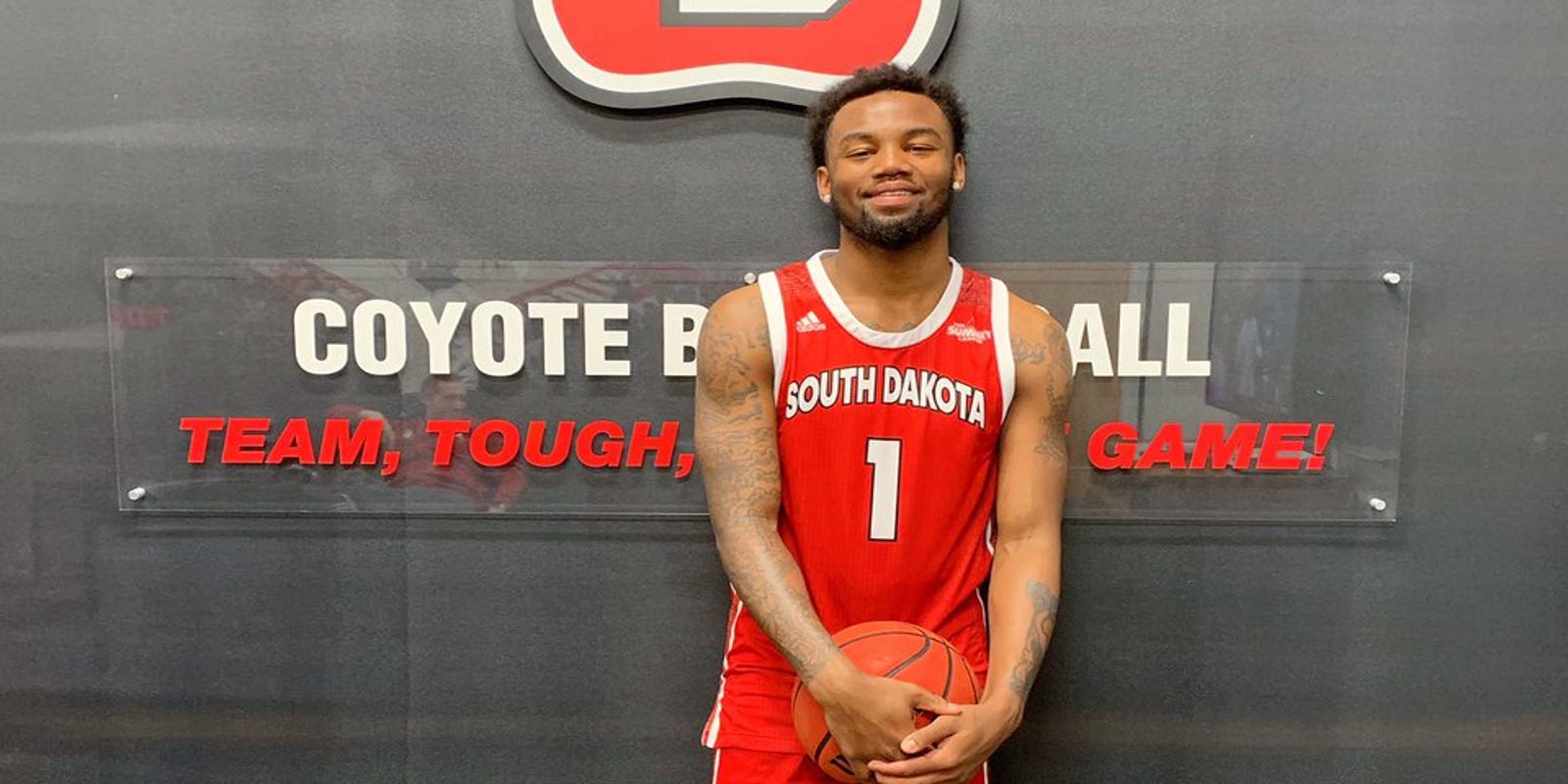 Mbb South Dakota Coyotes Sign Indian Hills Community College Guard Ty Chisom