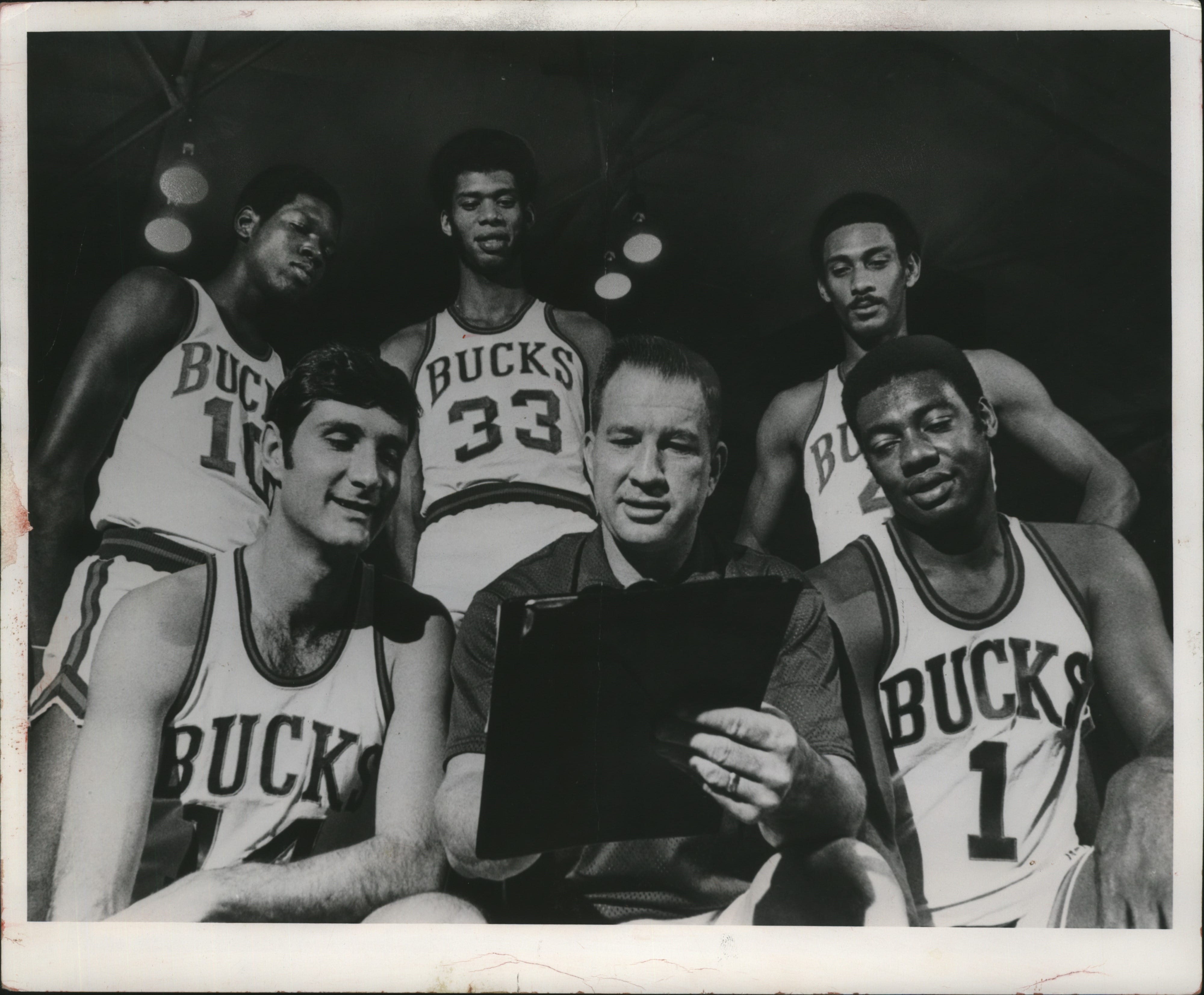 oscar robertson bucks jersey