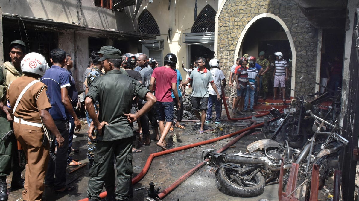 Locals and police gather at the Secon church Batticalova central road in Colombo, Sri Lanka, 21 April 2019. According to the news reports at least 138 people killed and over 400 injured in a series of blasts during the Easter Sunday service at St Anthony's Church in Kochchikade, Shangri-La Hotel and Kingsbury Hotel with many more places.
