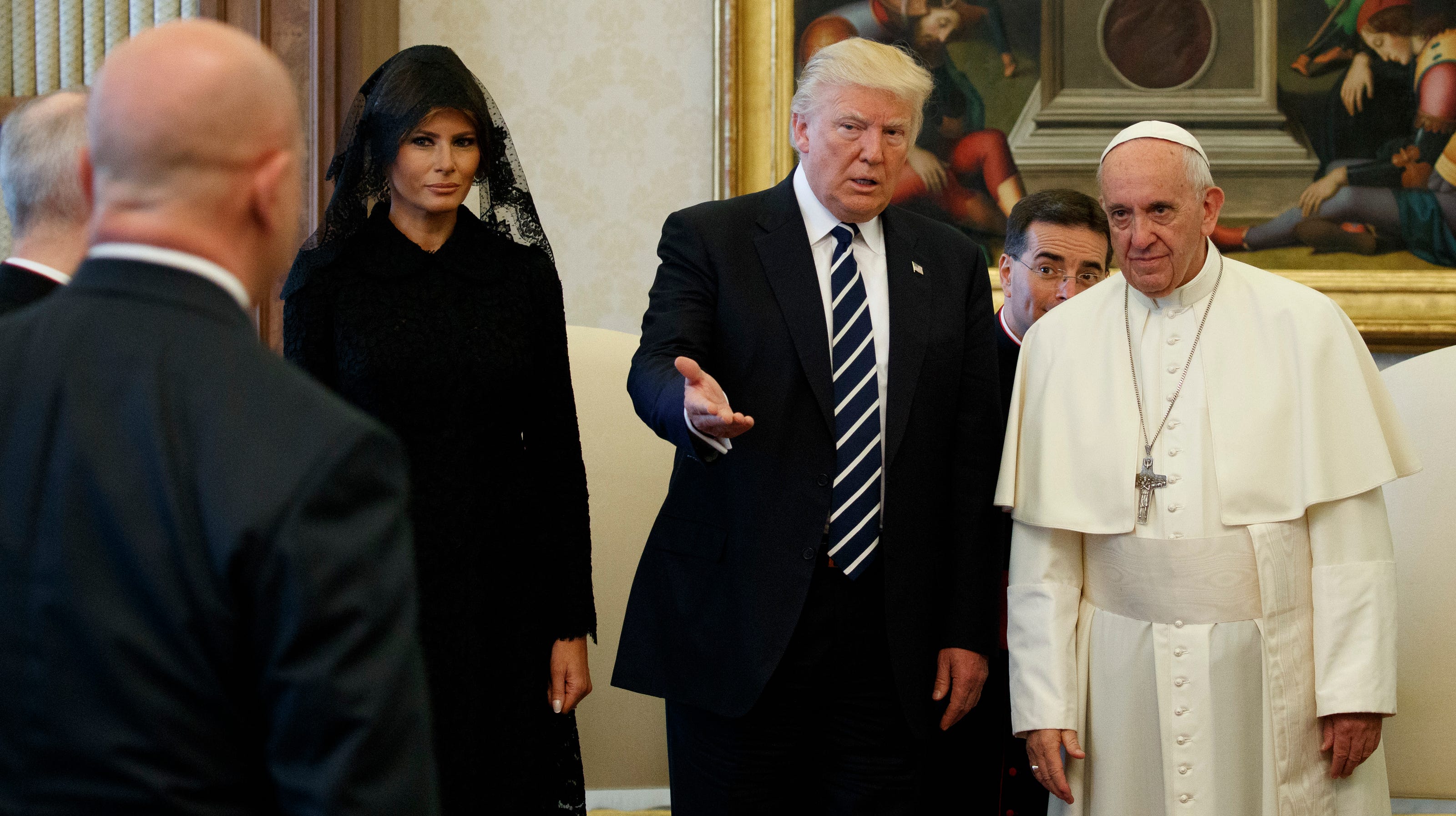 Fact check Altered video of Trump and the pope circulates(00)