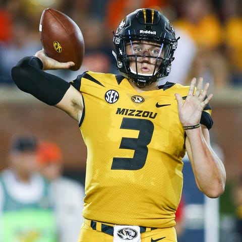 Missouri Tigers quarterback Drew Lock (3) throws...