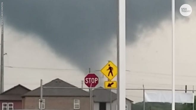 Giant tornado whirls through Texas town