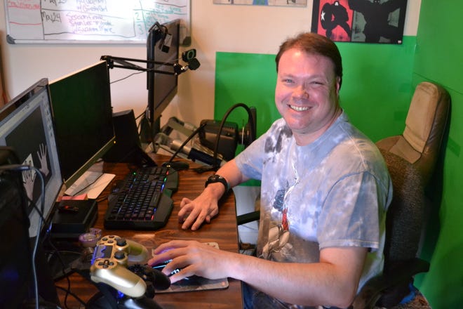 Kevin Tarter is the producer and host of DC Film Talk, a web-based talk show on Twitch.com.