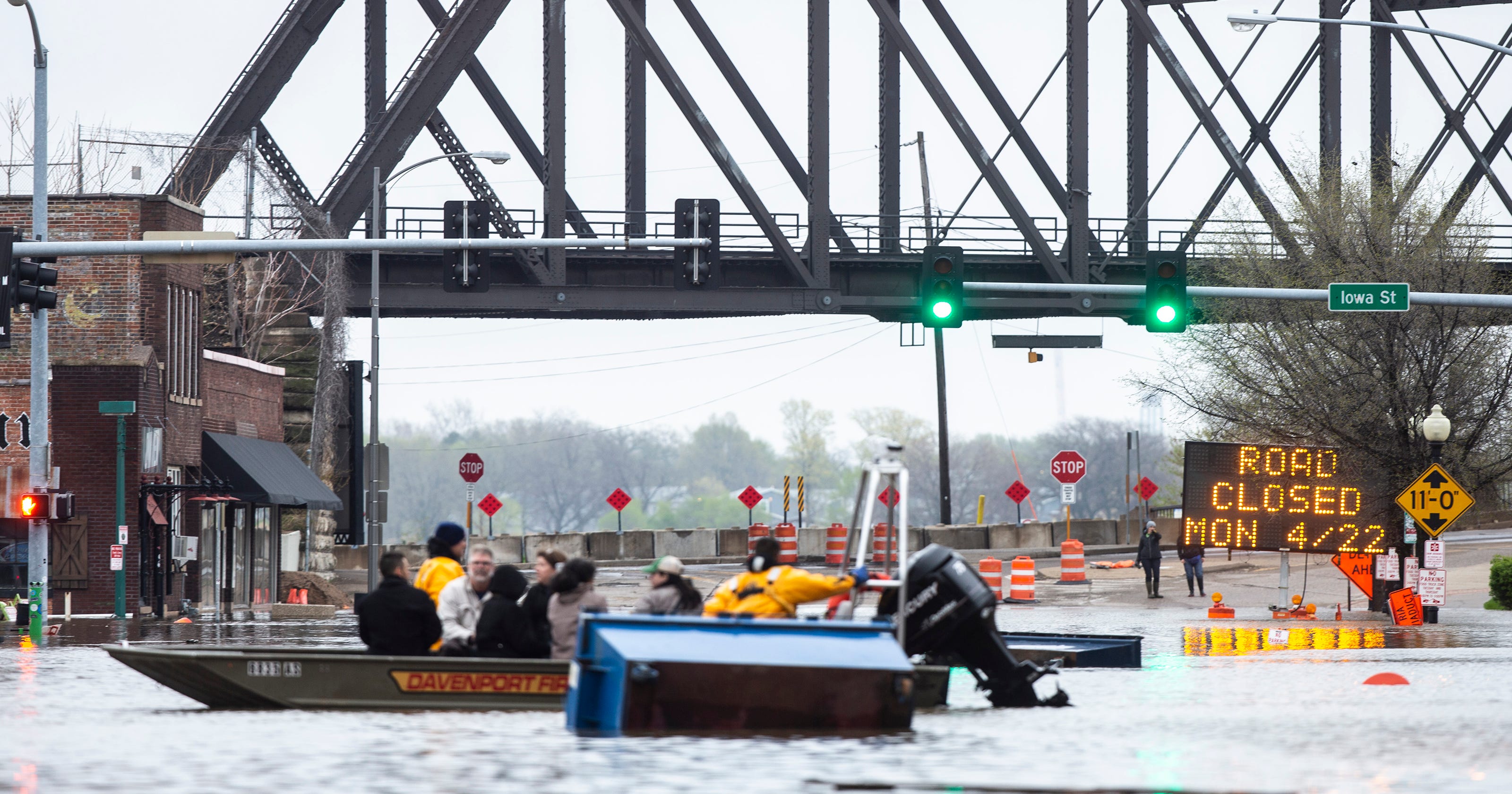 Davenport flooding Temporary barrier fails, and water rushes into downtown