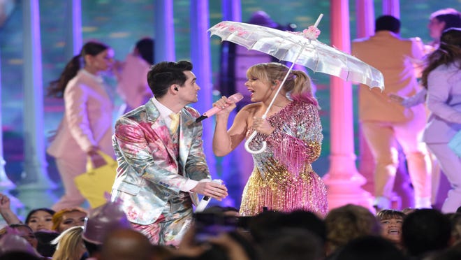 Drake Breaks Taylor Swifts Record At Billboard Music Awards