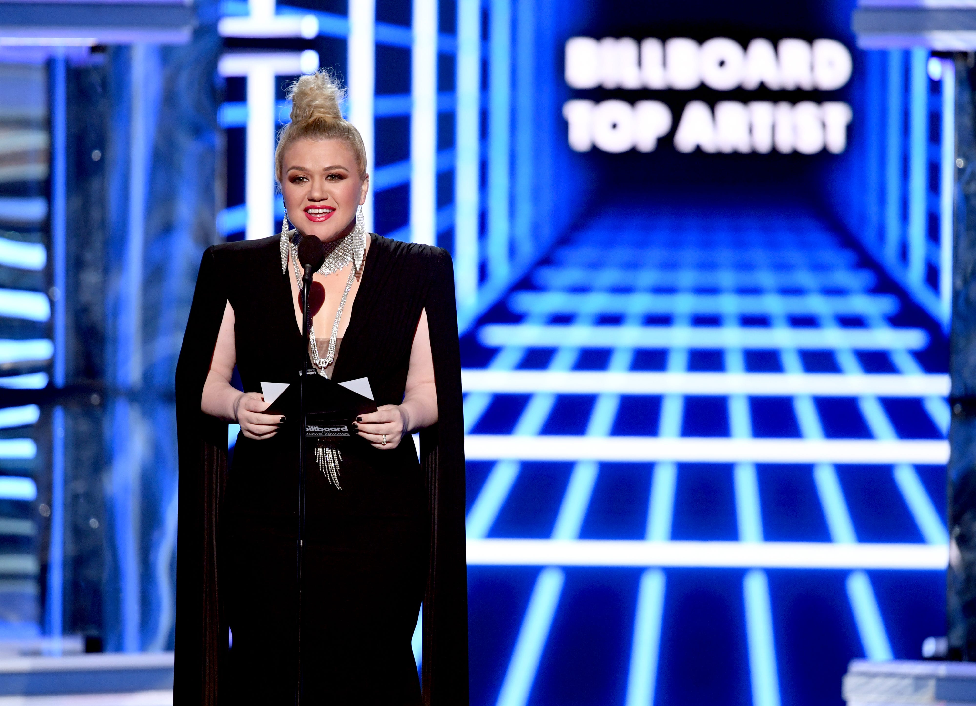 Kelly Clarkson's appendix removed shortly after Billboard Music Awards