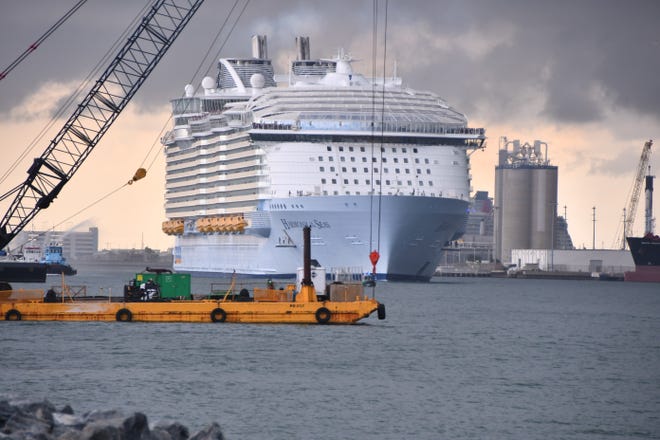 Bu dosya fotoğrafında resmedilen Royal Caribbean'ın Port Canaveral merkezli Harmony of the Seas, Pazar günkü SpaceX fırlatma temizliğinden sorumluydu.