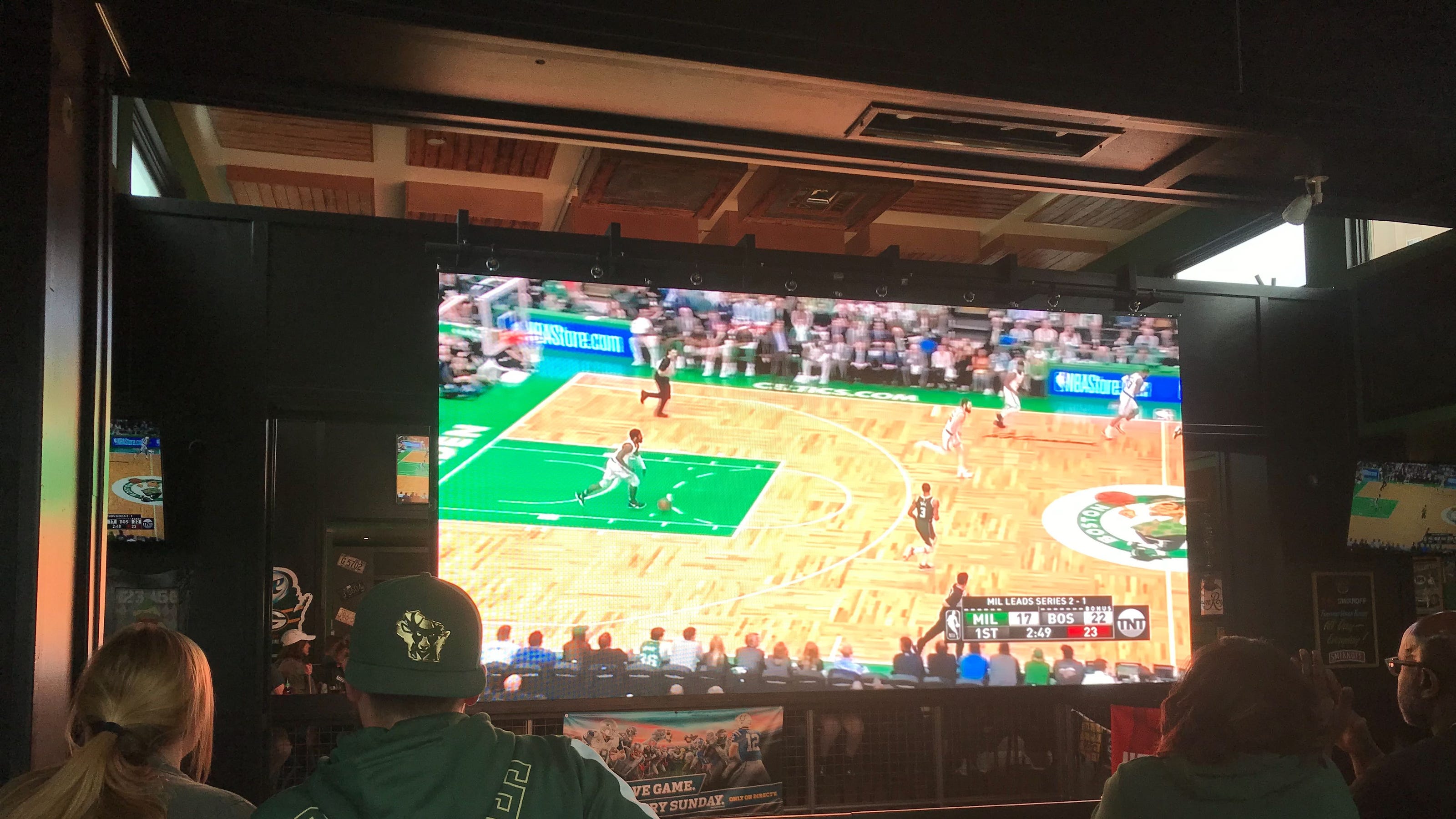 Milwaukee Sports Bars Watch Packers Bucks Badgers Brewers And More milwaukee-sports-bars-watch-packers-bucks-badgers-brewers-and-more