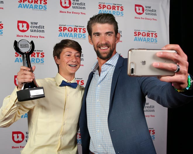 Mukwonago's Cody Peters, the 2019 I AM SPORT winner, gets a selfie with Michael Phelps.
