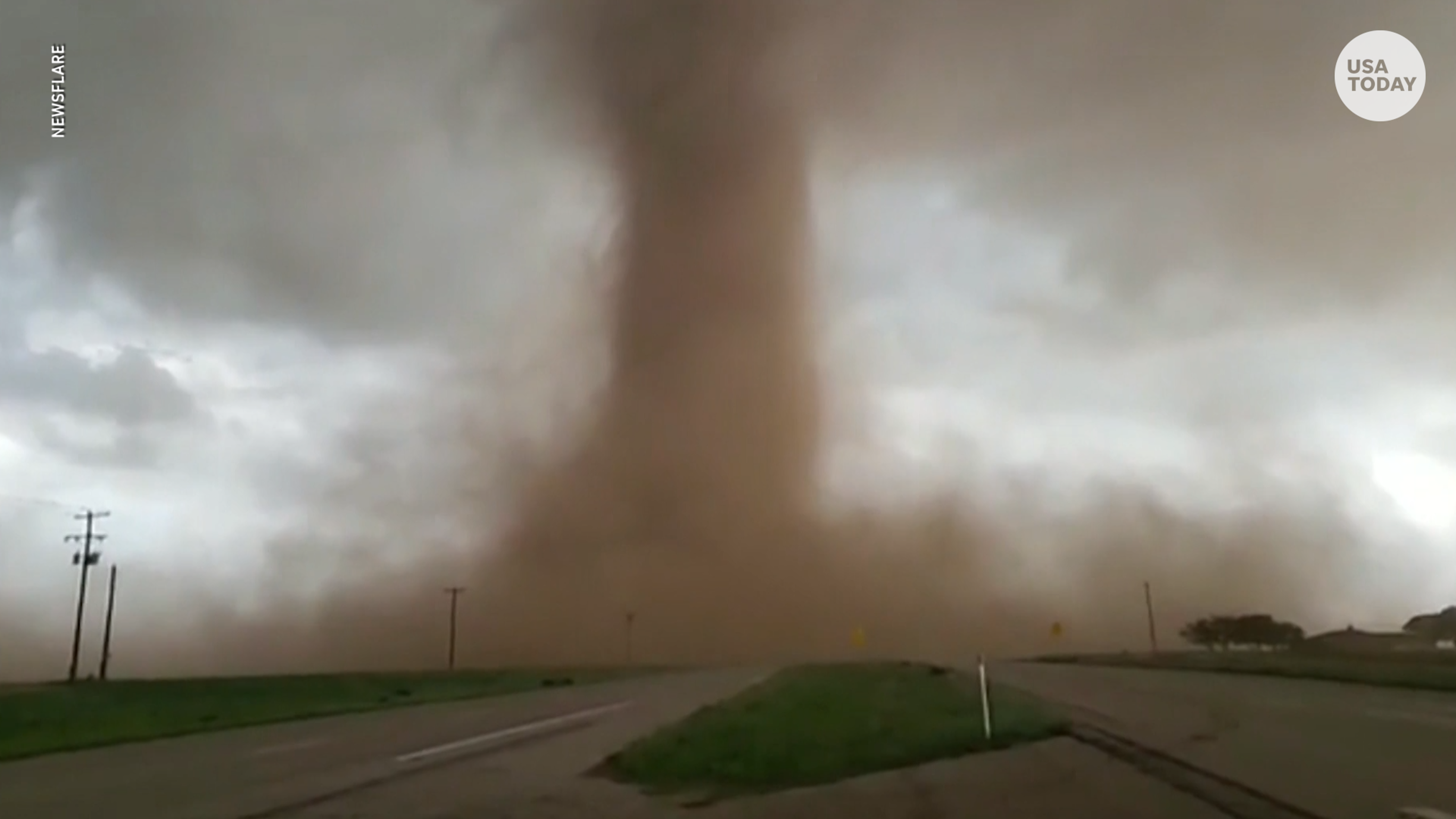 Storm chasers encounter massive tornado on Texas road
