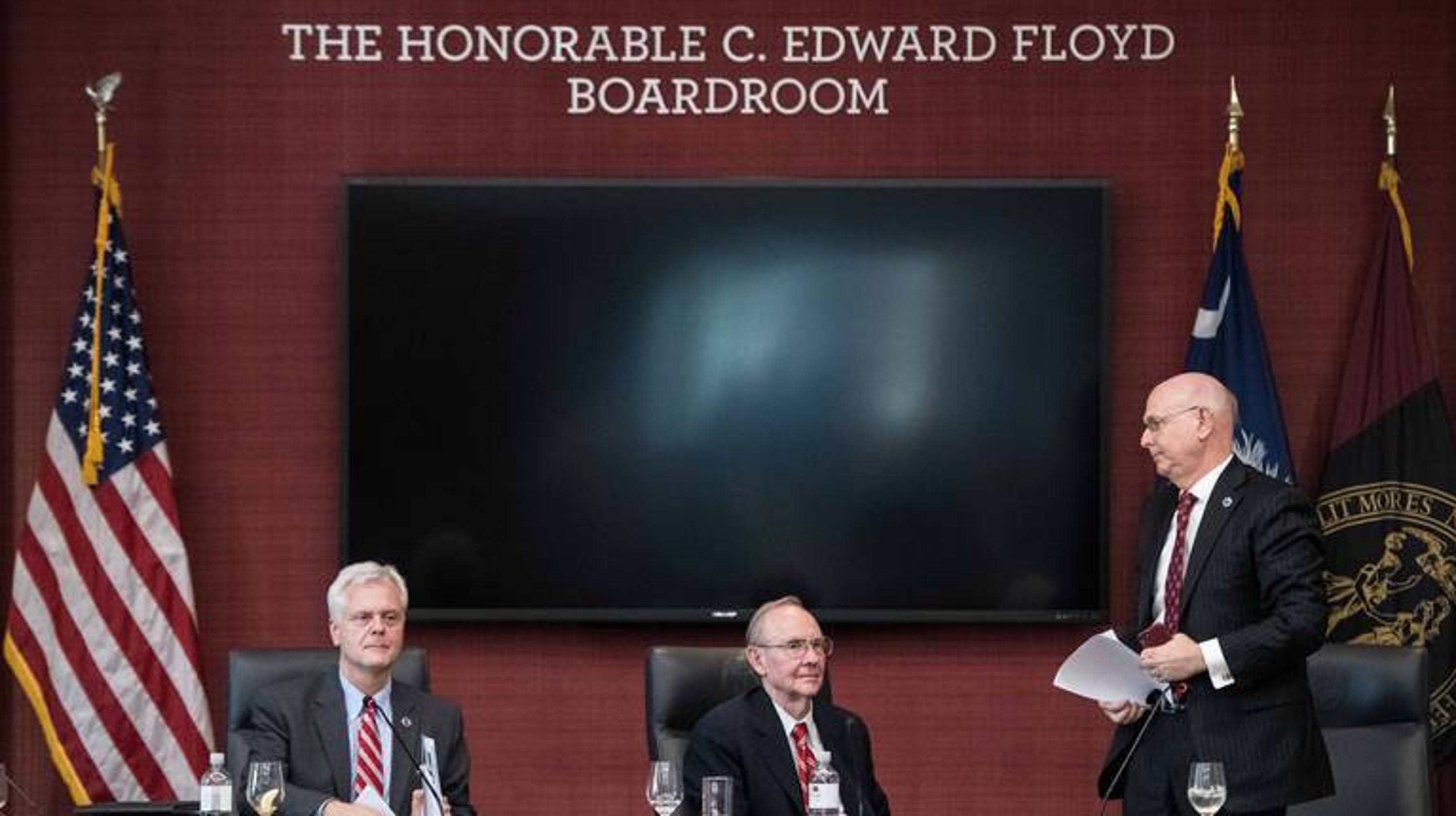 University of South Carolina trustees resist calls to restructure board