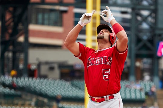 Albert Pujols celebrates his victory after his 2000th career title.