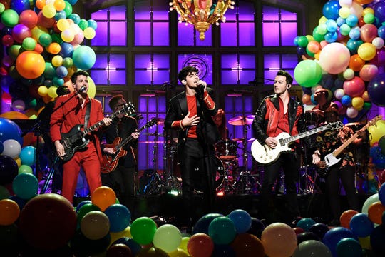 The Jonas Brothers brought all their colors on "SNL".
