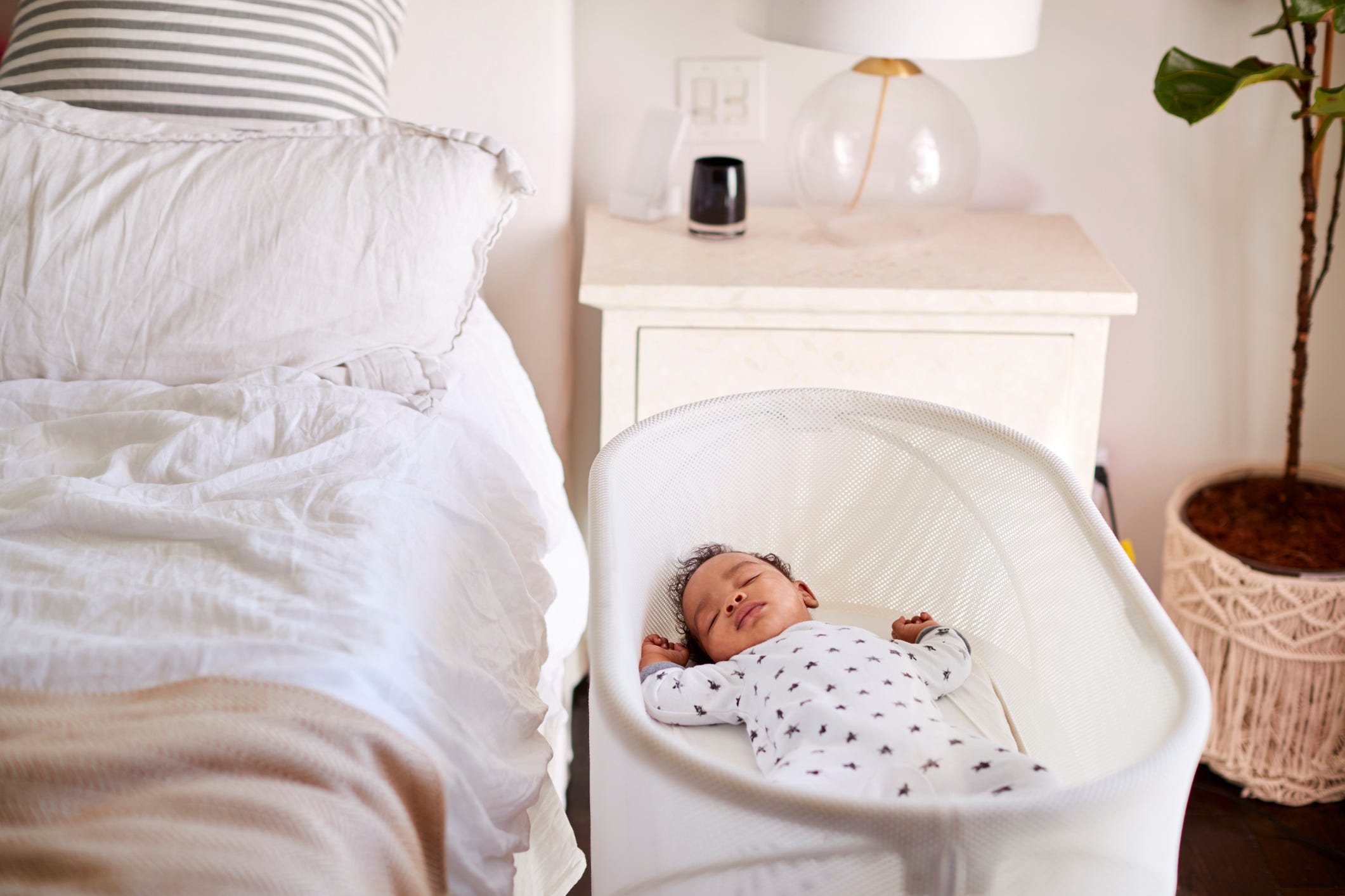 should baby sleep in bed with parents