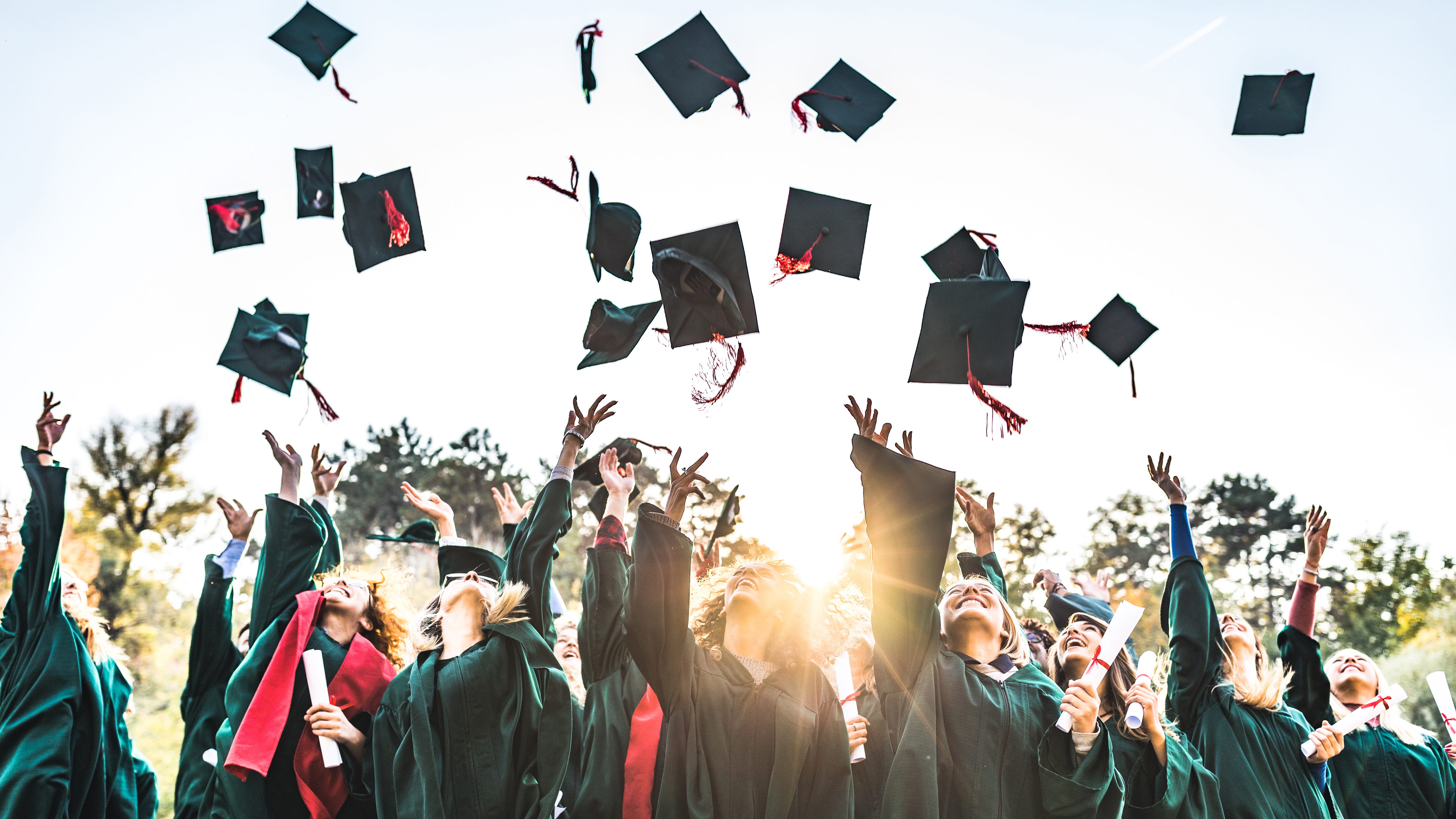 After graduating from the university. Выпускники в мантиях и шапочках. Выпускники подбрасывают шапки. Выпускной студентов. Выпускной в университете.