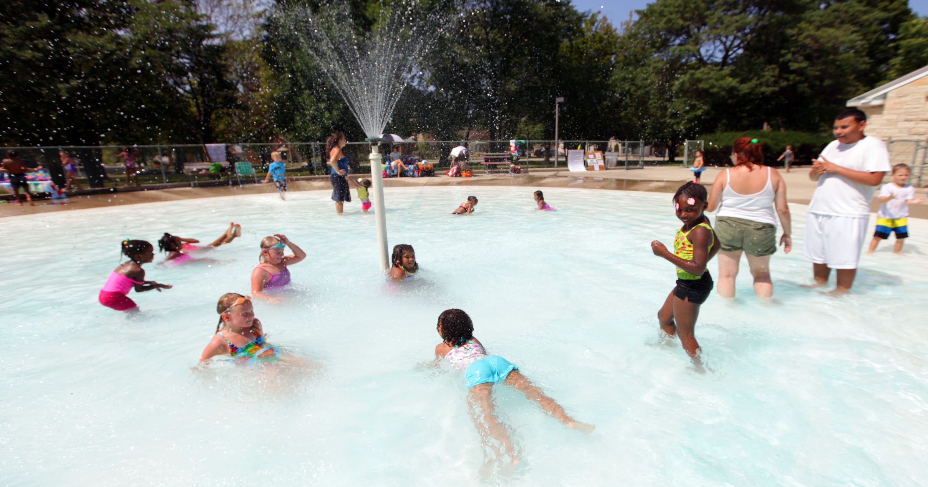 2019 guide to best Milwaukee pools, wading pools, splash pads