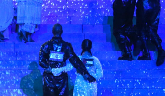 Two Madonna dancers perform an Israeli flag and a Palestinian flag on the back during her representation in Eurovision, apparently calling for unity.