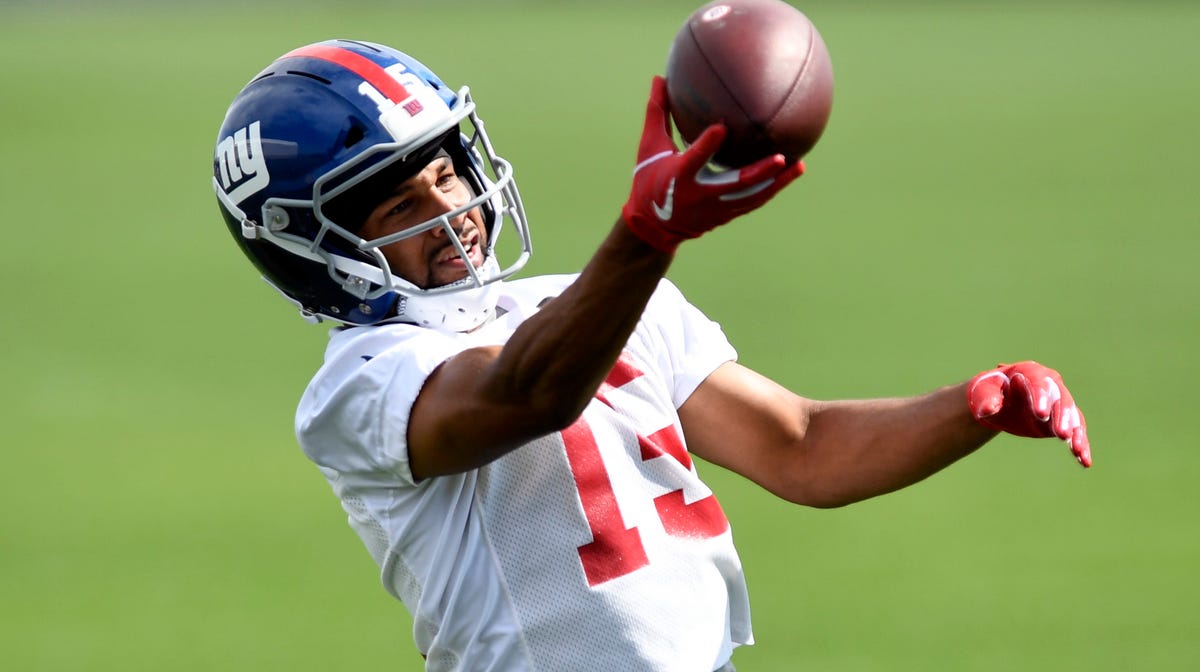 New York Giants wide receiver Golden Tate makes a one-handed catch during OTA's on Monday, May 19, 2019, in East Rutherford. 