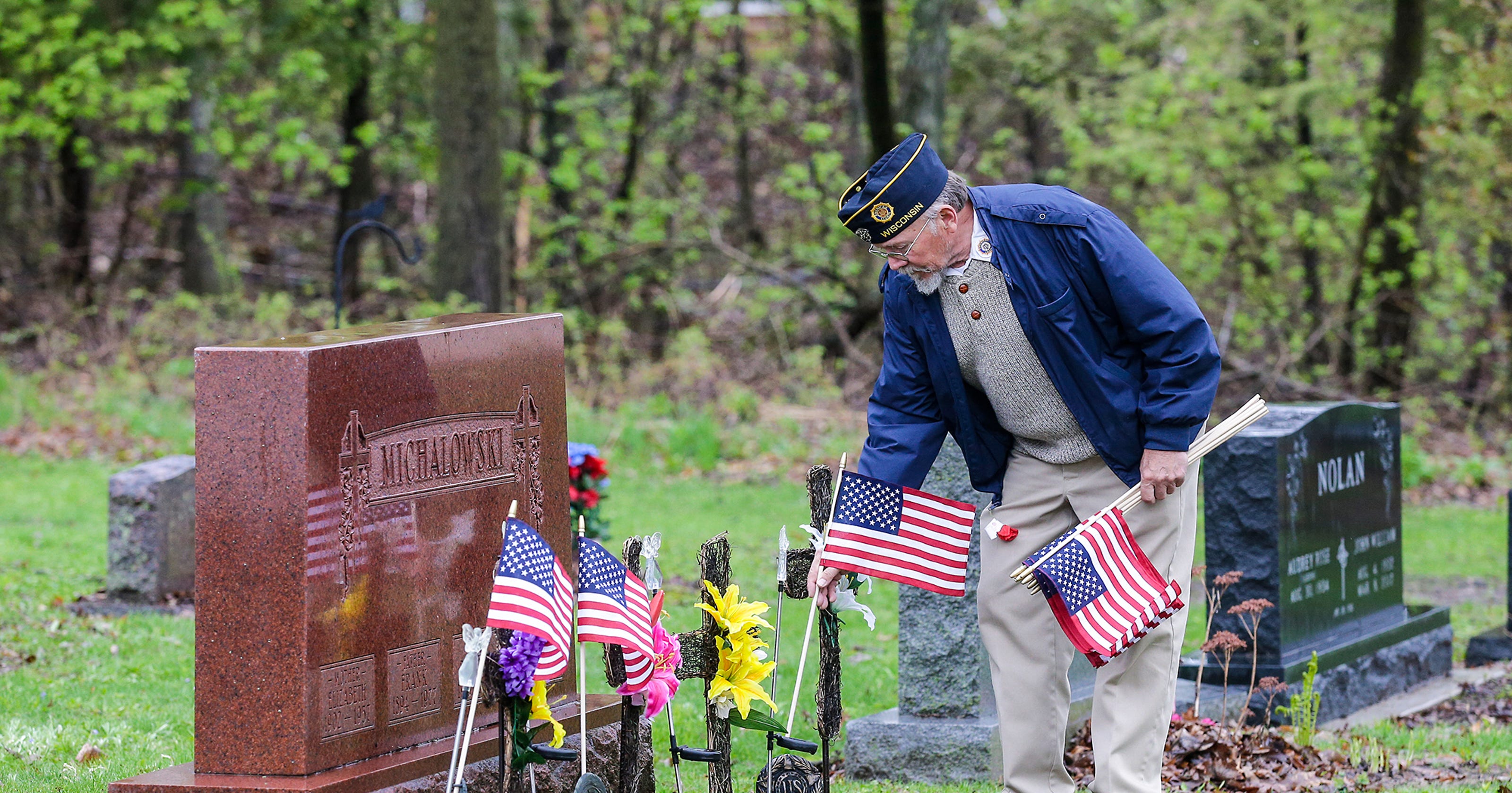 Do veterans get veterans day off with pay
