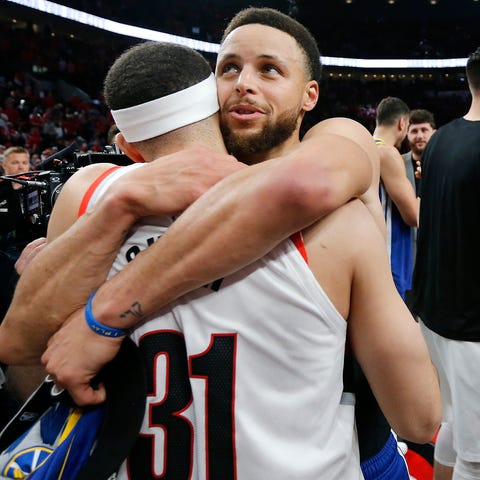 Stephen Curry hugs brother Seth Curry.