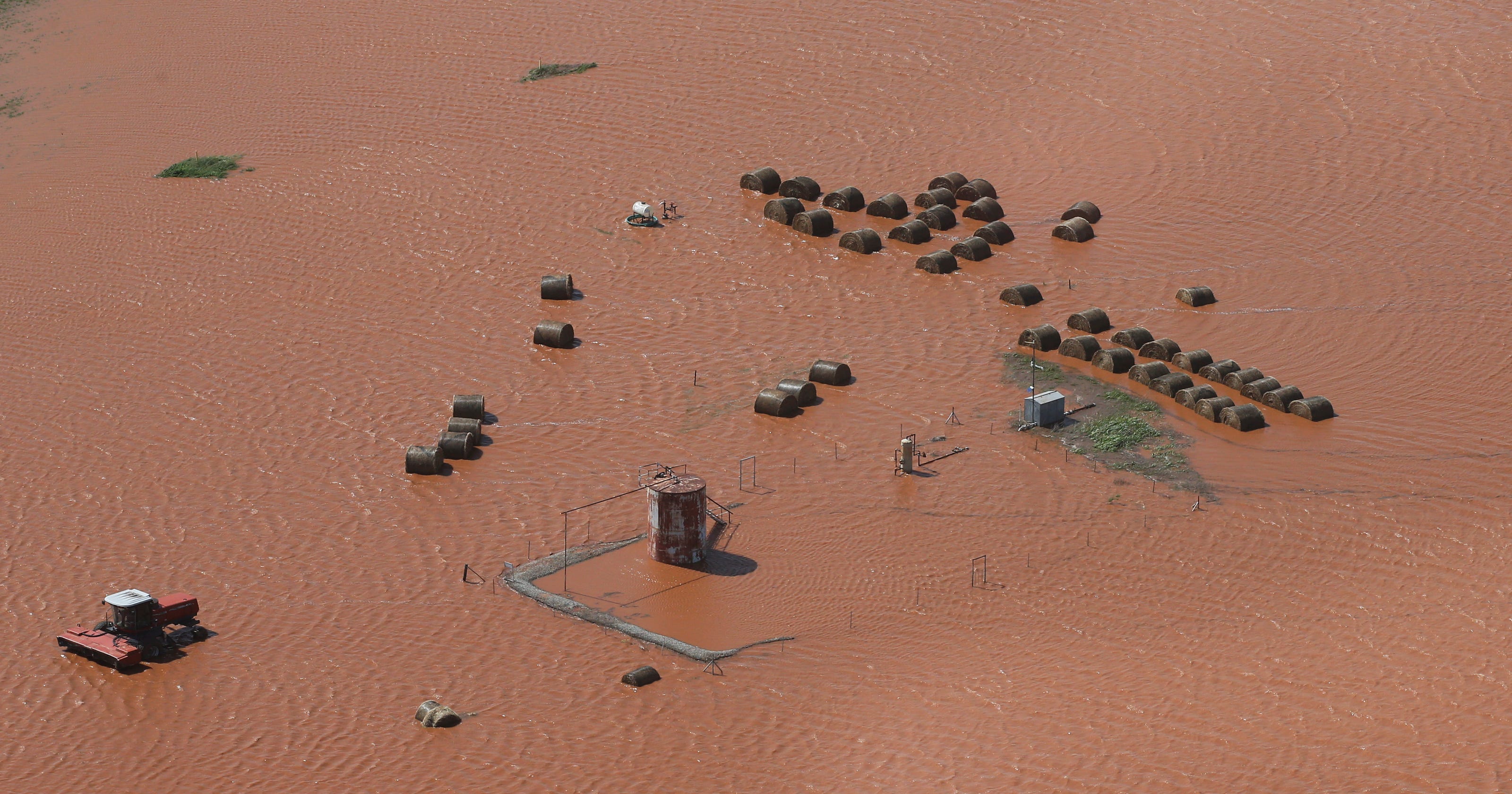 Oklahoma town urges evacuation due to rising river