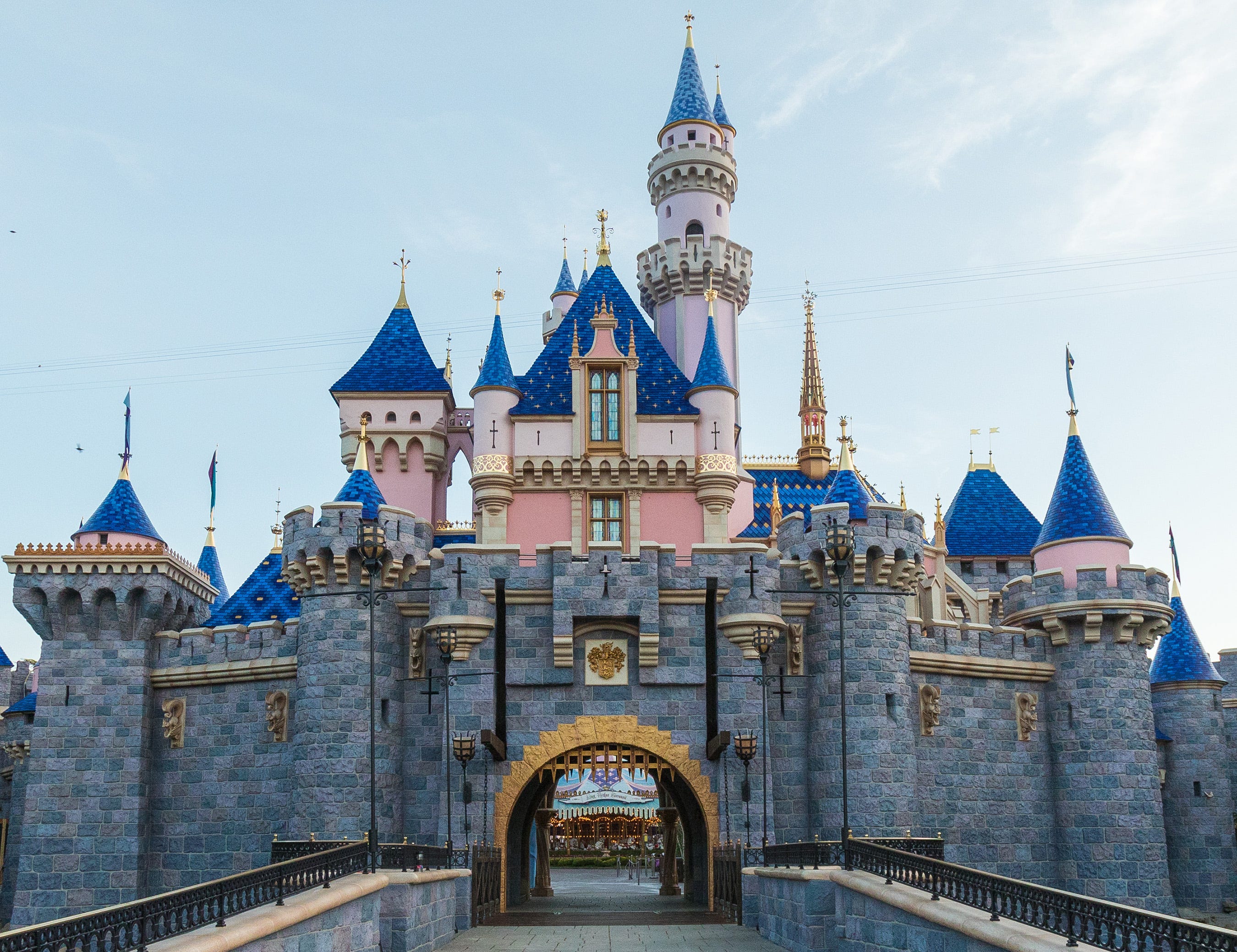 Есть ли диснейленд. Sleeping Beauty Castle Диснейленд. Диснейленд в Анахайме. Диснейленд Анахайм замок спящей красавицы. Disneyland Dream Suite Диснейленд.