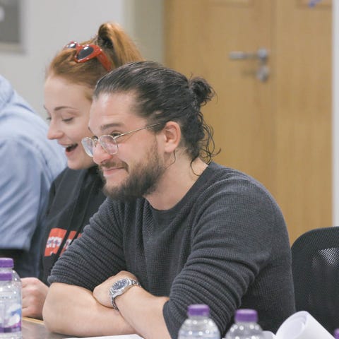 It turns out Kit Harington can wield a makeup...