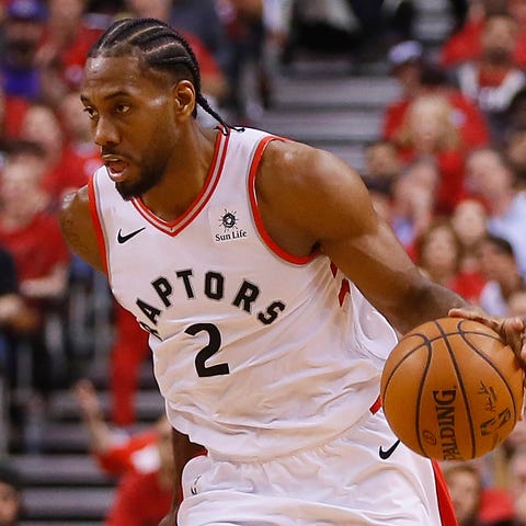 Kawhi Leonard (2) dribbles as Milwaukee Bucks...