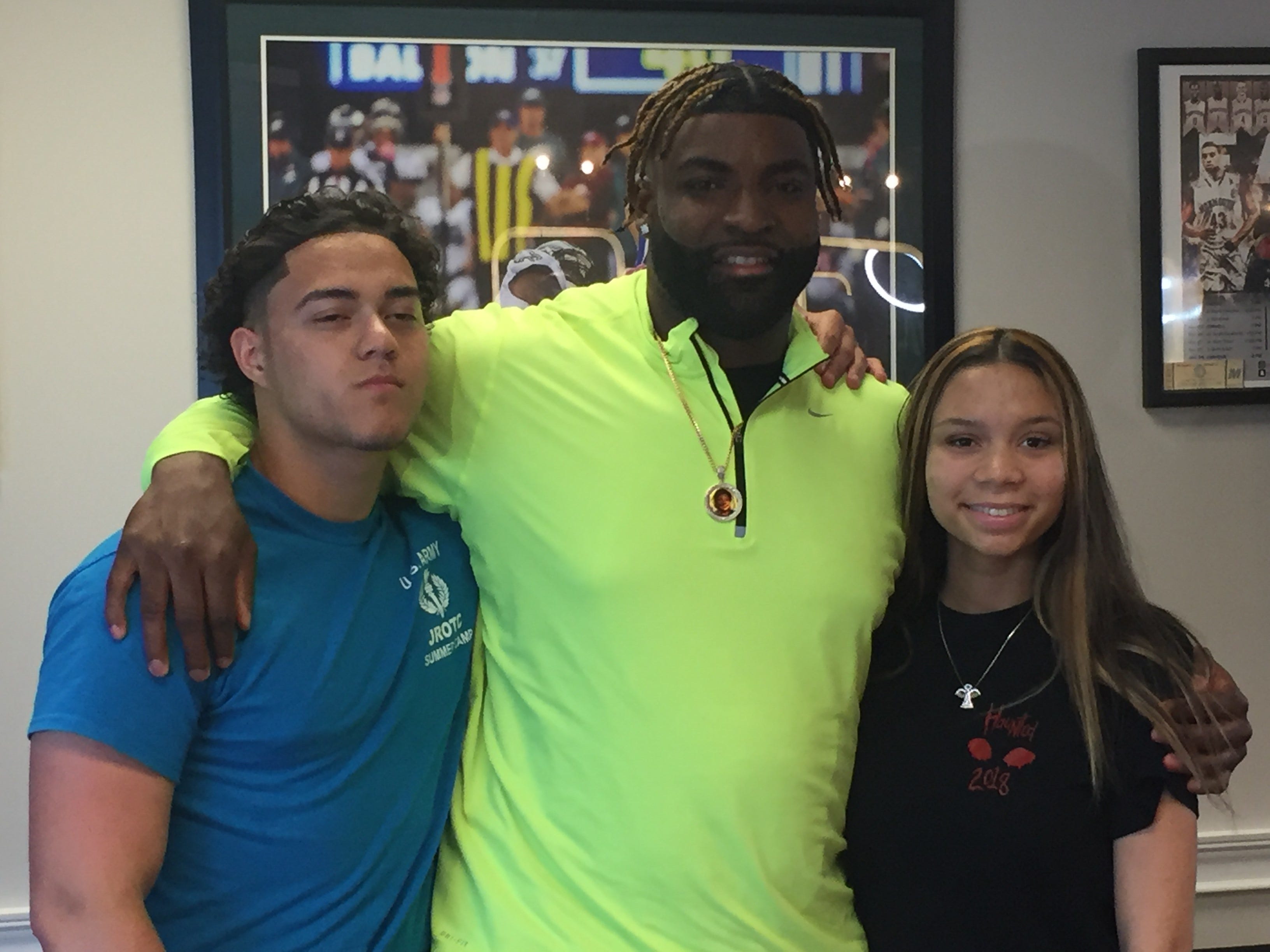 Eagles Vinny Curry Gives Neptune Kids A Haircut Ahead Of Prom