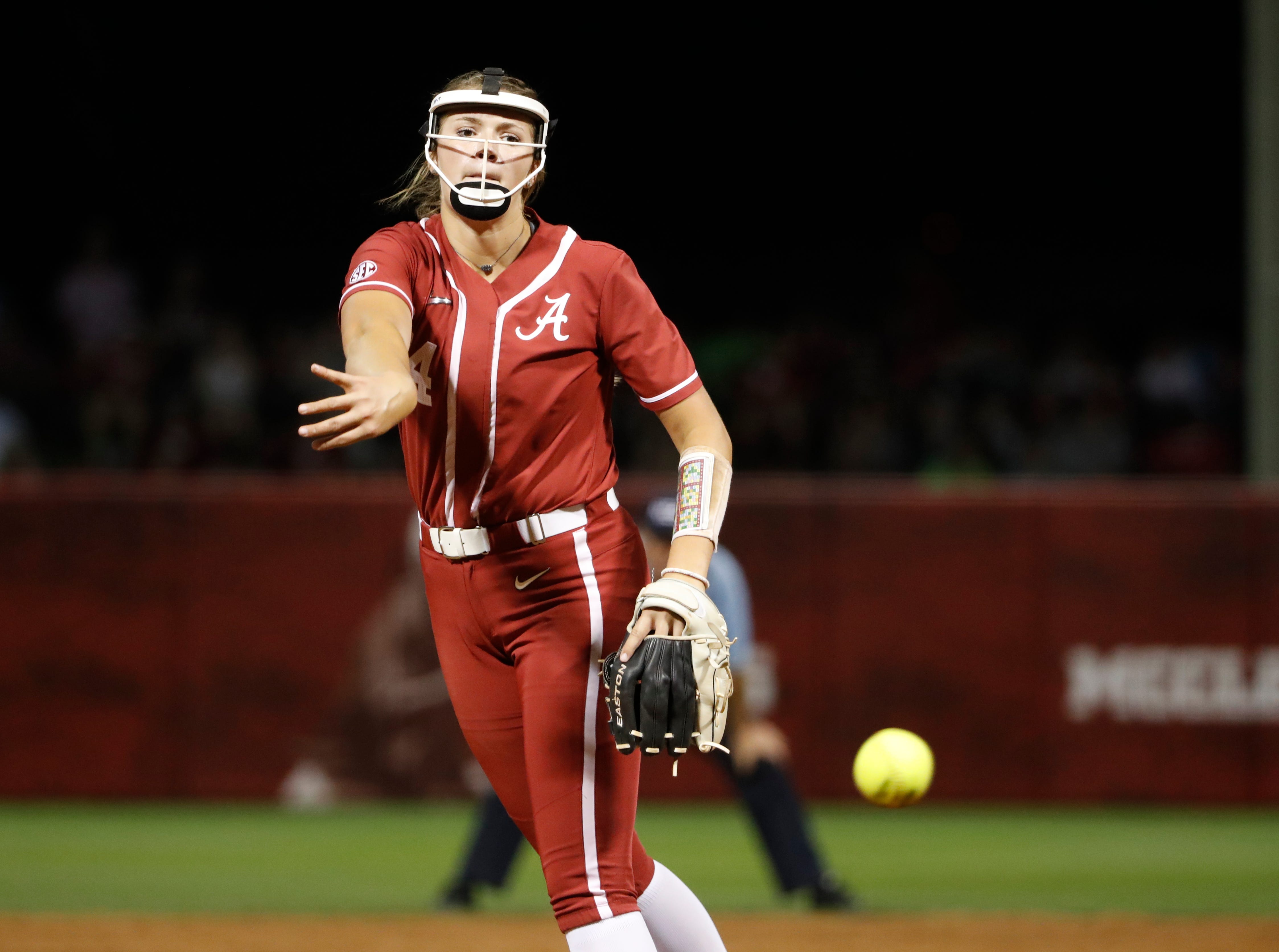 Alabama freshman Montana Fouts (14) delivers a pitch during Friday’s