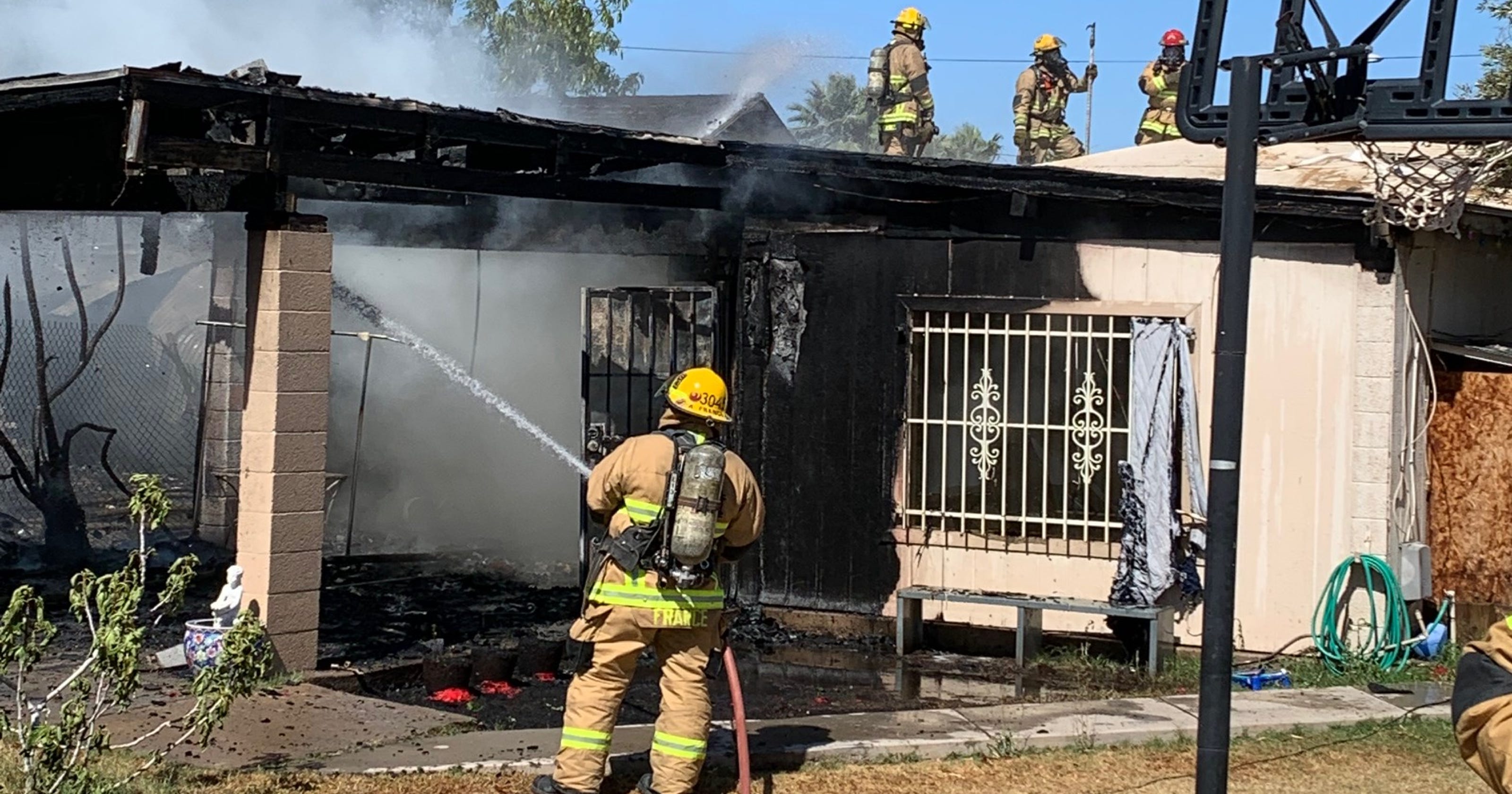 1 dead in Phoenix home fire that spread to neighboring duplex