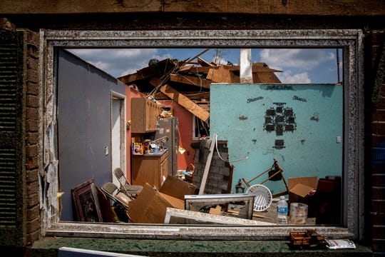 Midwest Tornadoes Brookville Residents Pick Up The Pieces - 