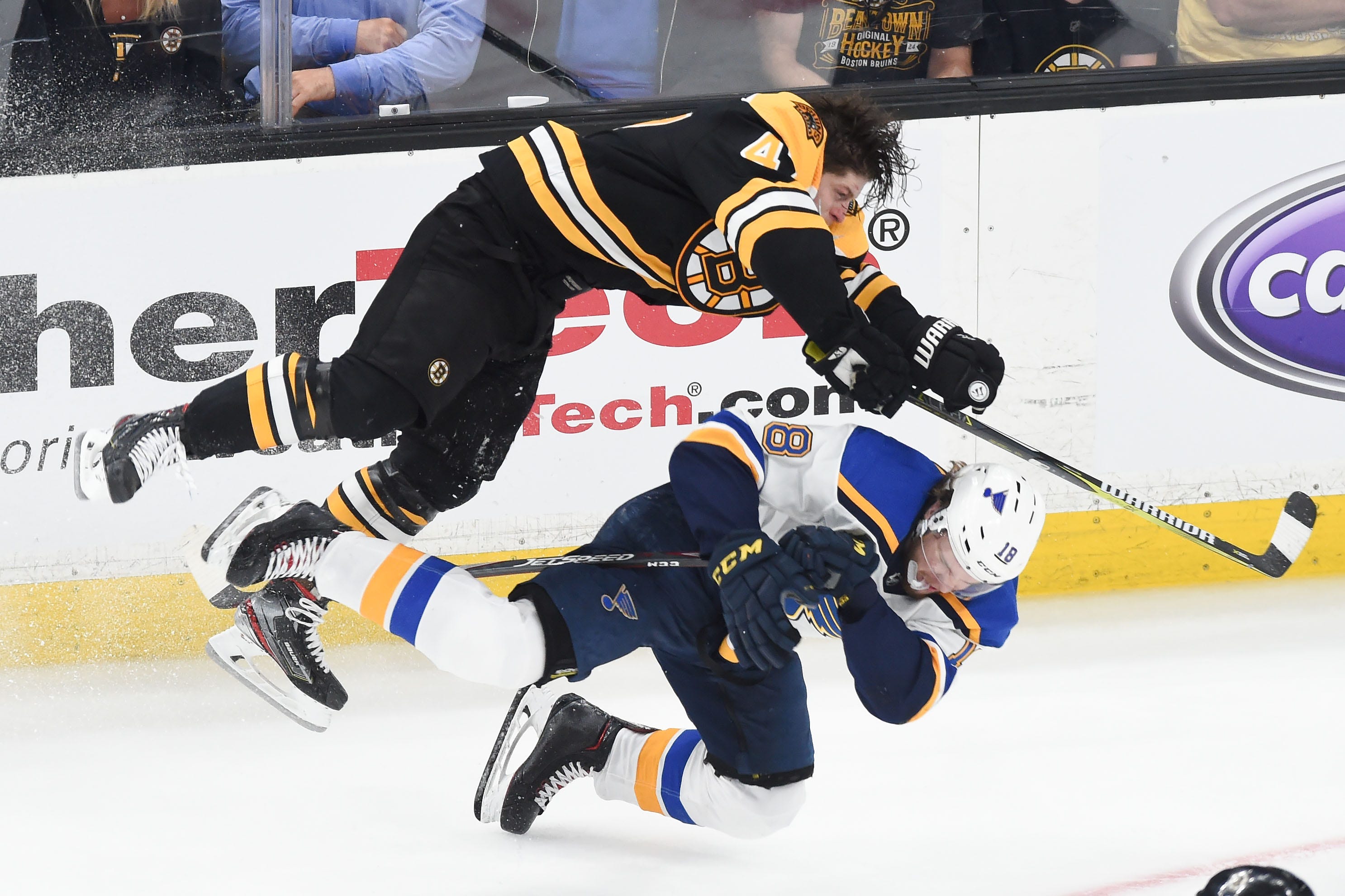 Stanley Cup: Torey Krug loses helmet 