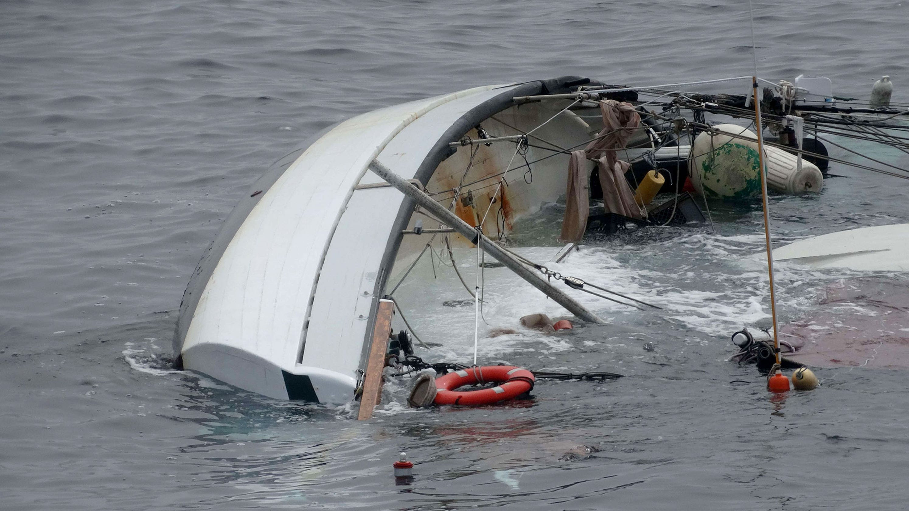 cruising sailboat capsize