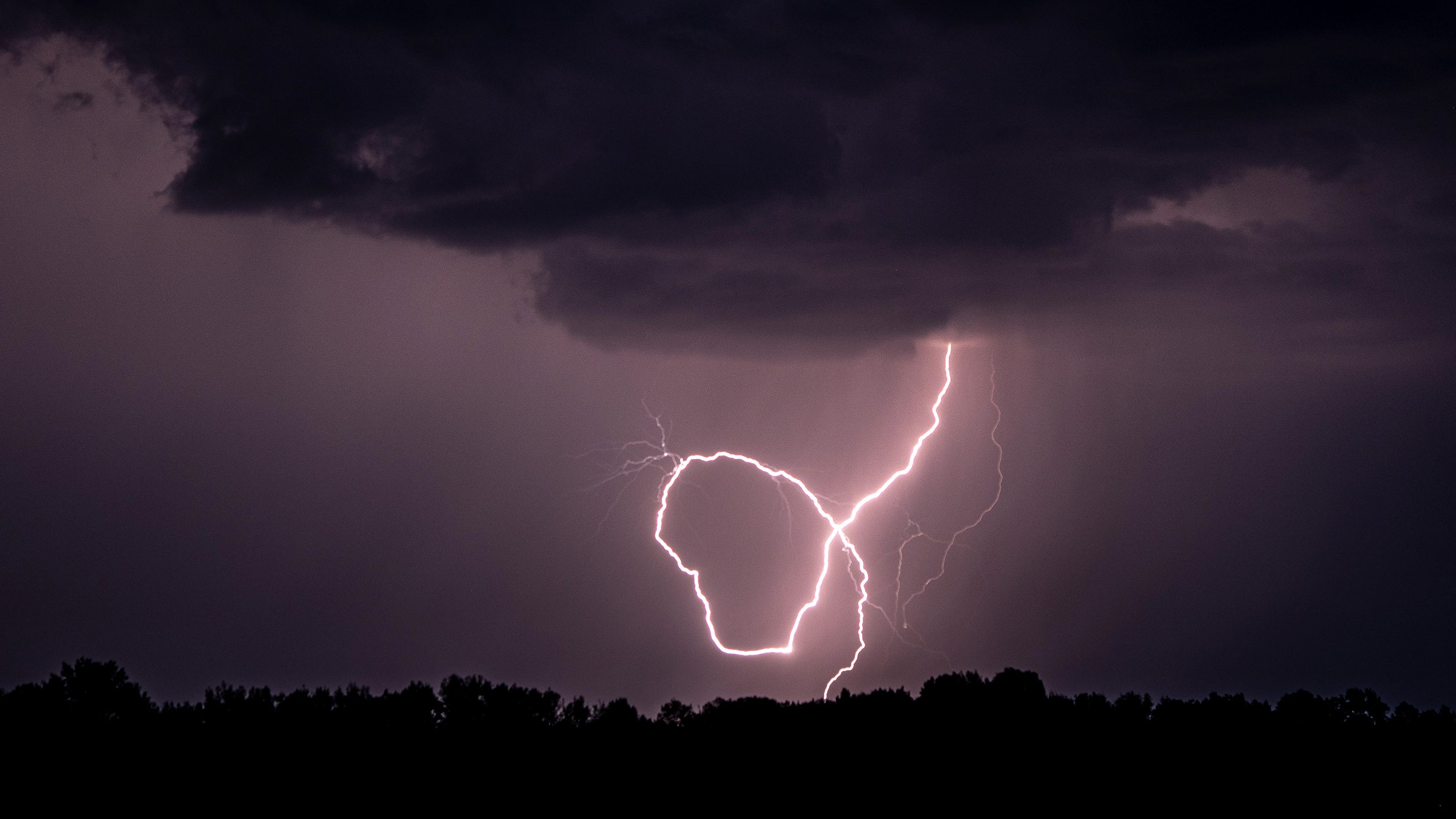 Wisconsin shaped lightning bolt captured by amateur photographer Wisconsin shaped lightning bolt captured by amateur photographer