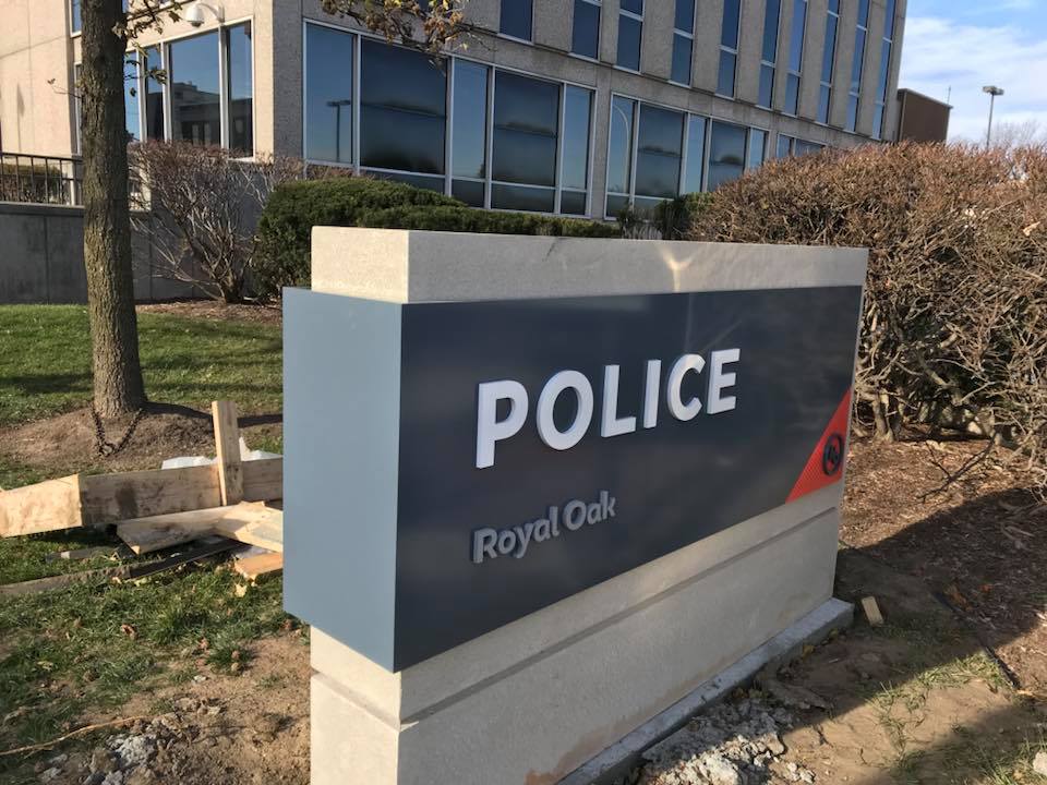 Polisi Royal Oak menangkap seorang wanita setelah pengejaran mobil berakhir dengan kecelakaan di Detroit