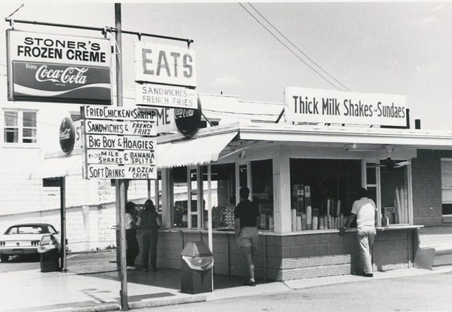 Το Stoner's Drive-in, όπως εμφανίστηκε στις 10 Μαΐου 1986. Οι Παναγώσες ανέλαβαν την επιχείρηση το 1989. Στις αρχές του 1991, το είχαν επεκτείνει σε ένα εστιατόριο πλήρους εξυπηρέτησης που υπάρχει σήμερα.