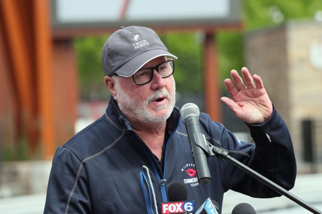 Bob Babish, jeden z najlepszych agentów rezerwacji Summerfest, przechodzi na emeryturę po 46 latach Bob Babish, jeden z najlepszych agentów rezerwacji Summerfest, przechodzi na emeryturę po 46 latach